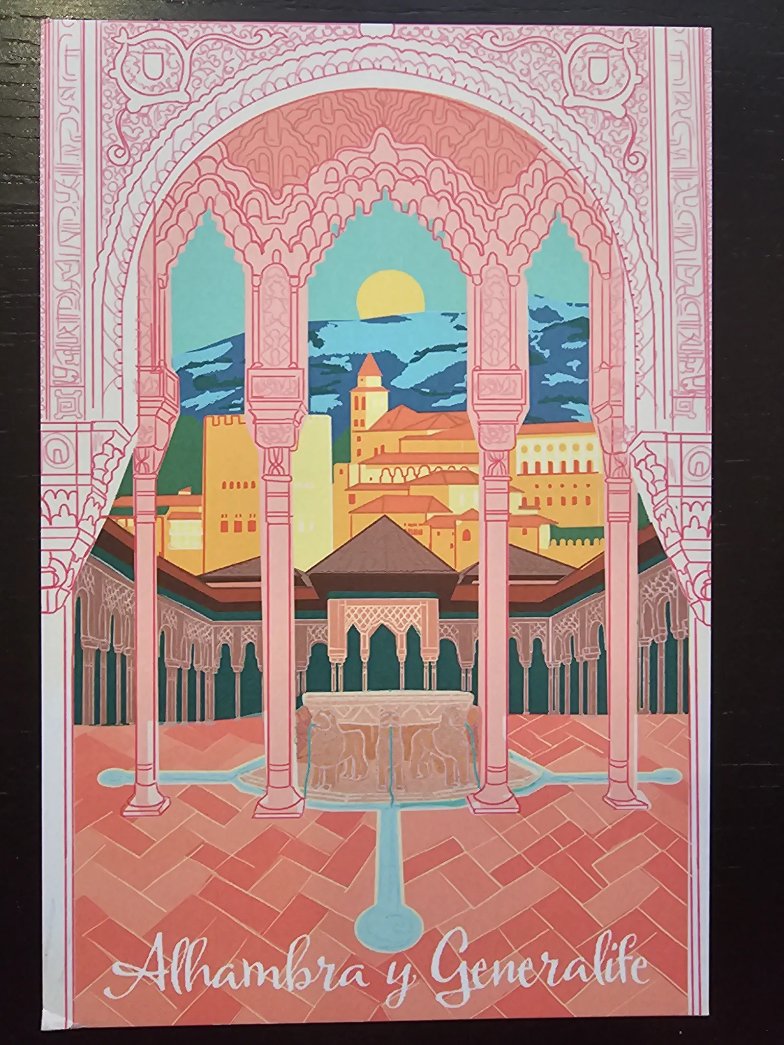 Eine stilisierte Illustration zeigt die Alhambra und den Generalife durch einen rosafarbenen, reich verzierten Bogen, mit einem Brunnen im Hof und Gebäuden im Hintergrund.