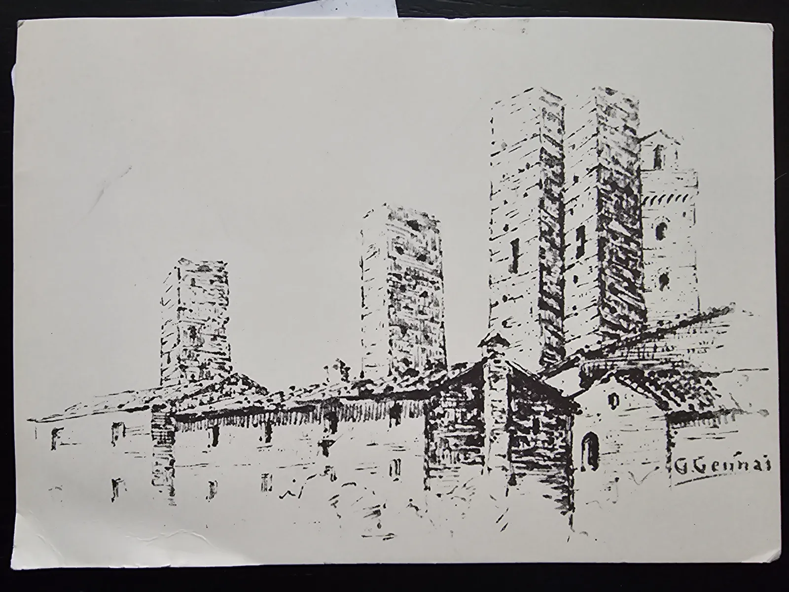 Eine Schwarz-Weiß-Zeichnung zeigt eine historische Stadtansicht mit mehreren hohen, schlanken Türmen und darunterliegenden Gebäuden.