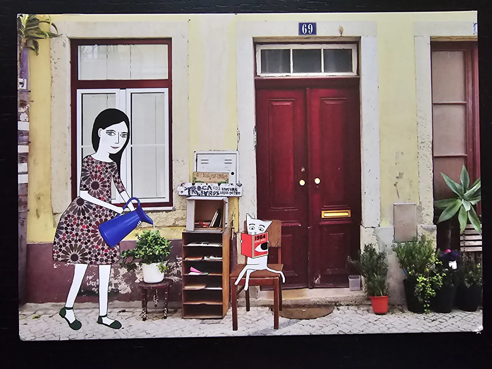 Eine gezeichnete Frau gießt eine Pflanze vor einem Haus mit roter Tür, während eine Katze auf einem Stuhl sitzt und ein Buch liest.
