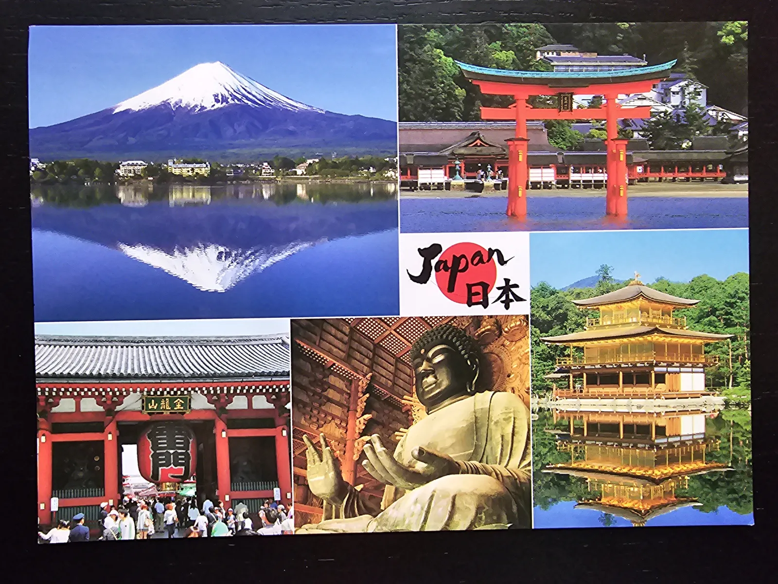 Eine Collage aus ikonischen japanischen Motiven wie dem Berg Fuji, Torii-Toren, Tempeln und einer Buddha-Statue, mit dem Schriftzug „Japan“ und einem roten Kreis im Zentrum.