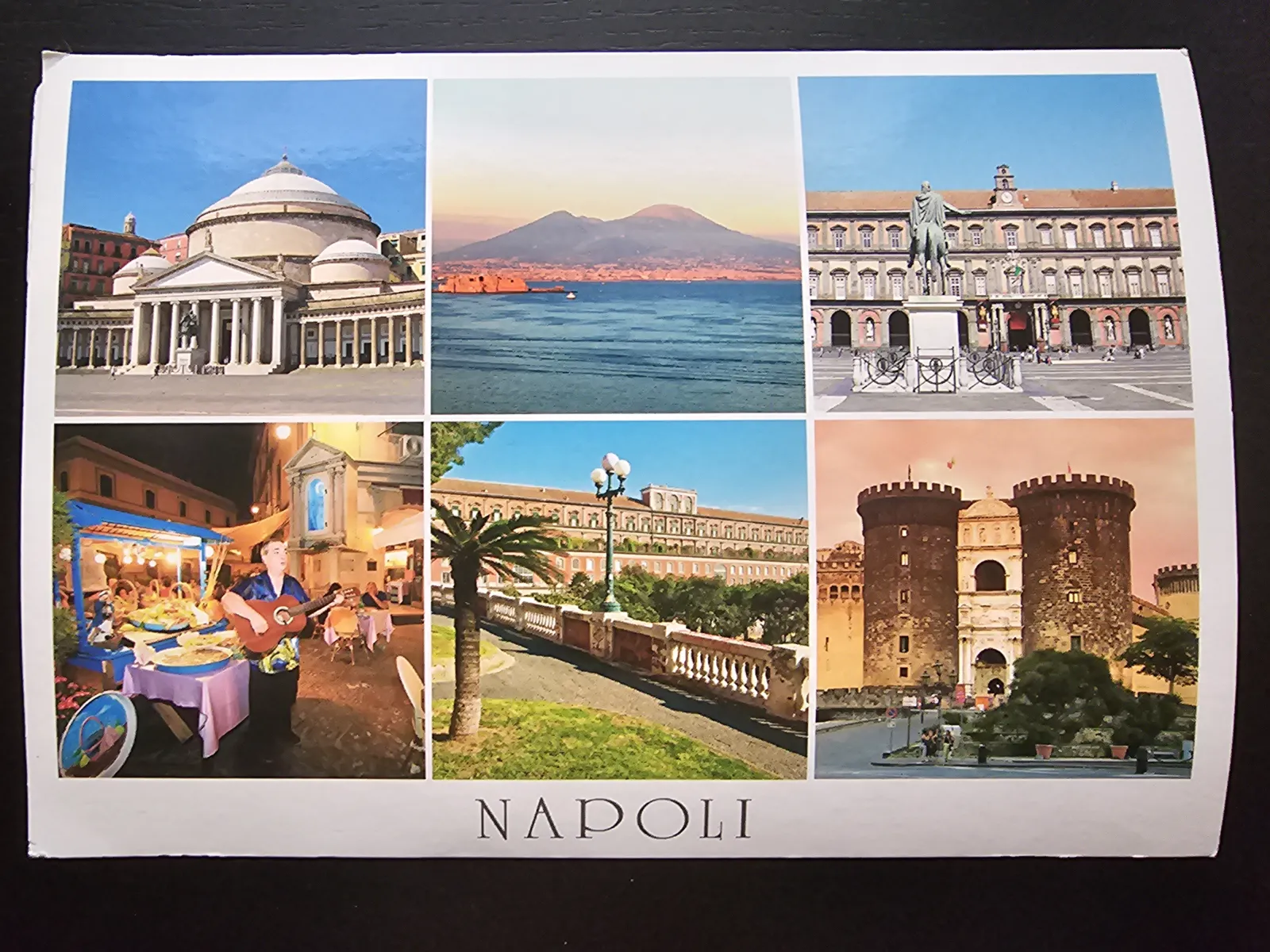 Eine Collage aus sechs Bildern zeigt verschiedene Ansichten von Neapel, darunter historische Gebäude, den Vesuv und eine abendliche Restaurantszene.