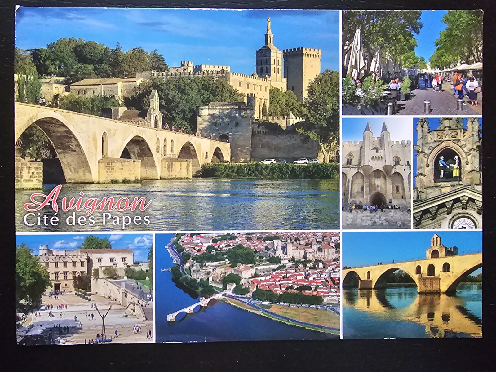 Das Bild ist eine Collage von Sehenswürdigkeiten Avignons, mit der Brücke und dem Papstpalast im Mittelpunkt.