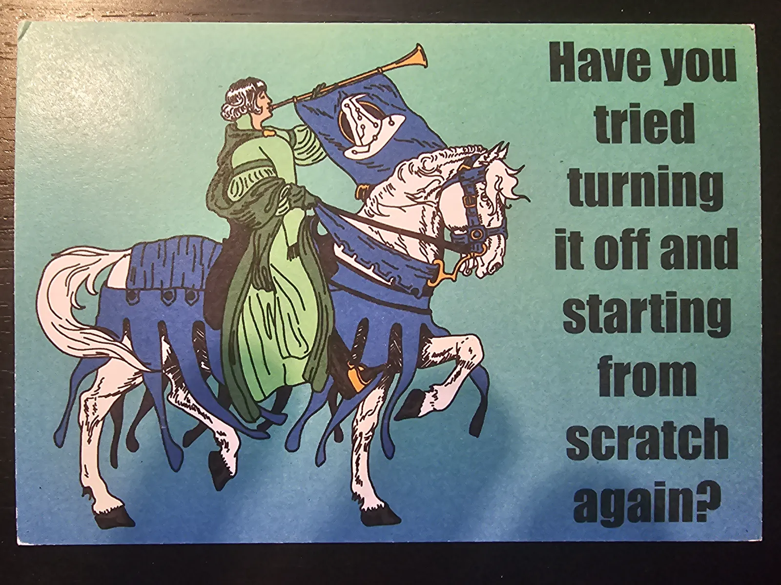 Eine mittelalterliche Person auf einem Pferd bläst ein Horn und hält eine Fahne mit einem Schaltkreis-Hut , daneben steht der englische Text: "Have you tried turning it off and starting from scratch again?"