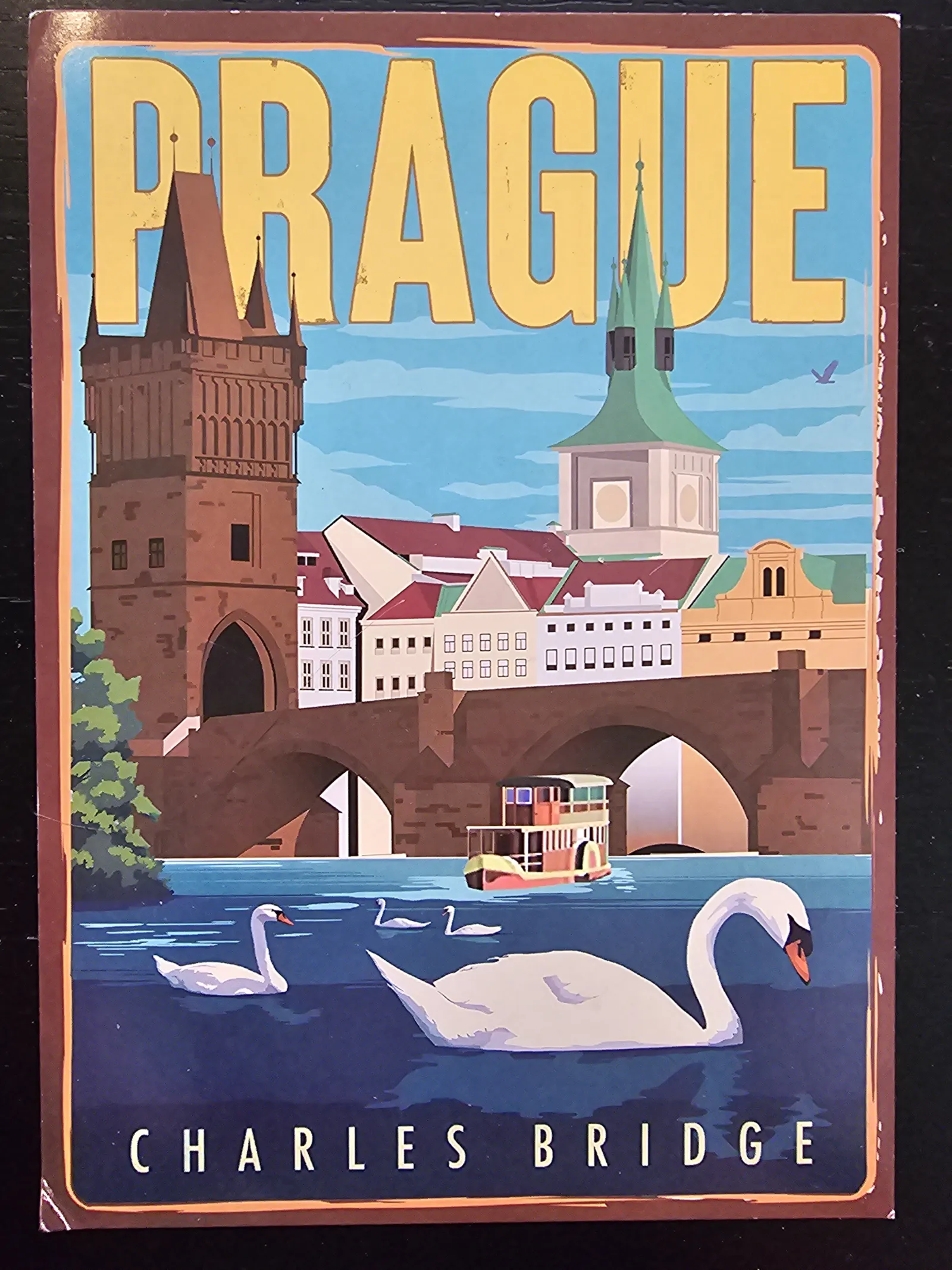 Ein stilisiertes Reiseplakat zeigt die Prager Karlsbrücke mit ihren Türmen, Altstadtgebäuden, Schwänen und einem Boot auf dem Fluss, mit den Schriftzügen „PRAGUE“ oben und „CHARLES BRIDGE“ unten.