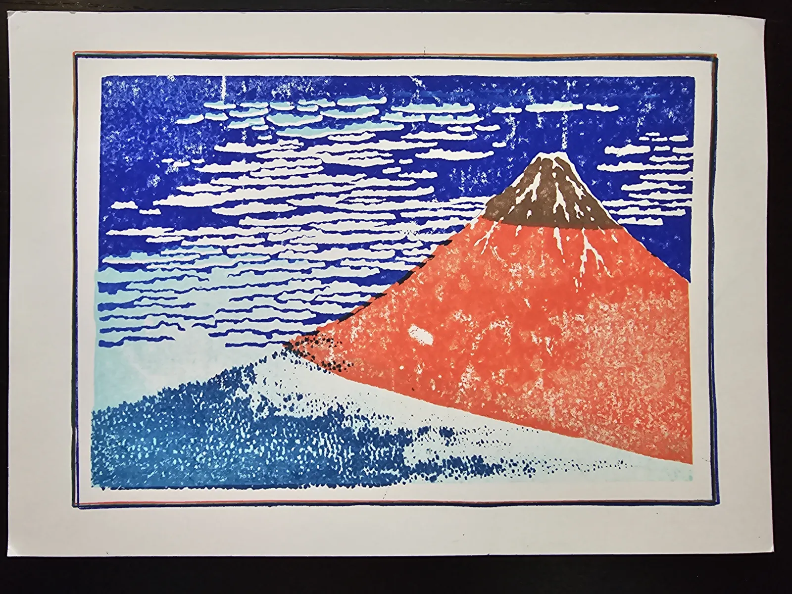 Ein grobkörniger Farbdruck zeigt den rotbraunen Berg Fuji mit weißer Schneekappe vor einem tiefblauen Himmel mit weißen Wolken und einem hellblauen, strukturierten Vordergrund.