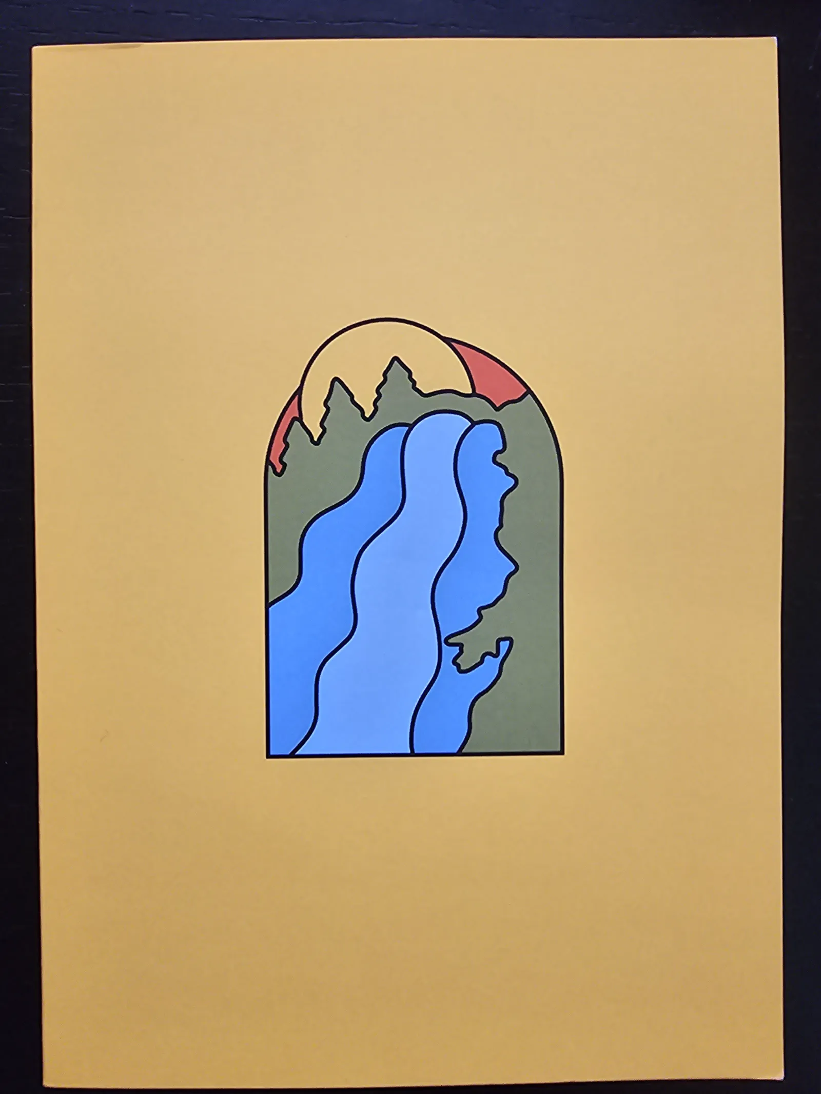 Ein gelbes Blatt zeigt eine stilisierte Landschaft in einem Bogen, mit grünen Bergen, einer gelben Sonne und einem blauen Wasserfall.