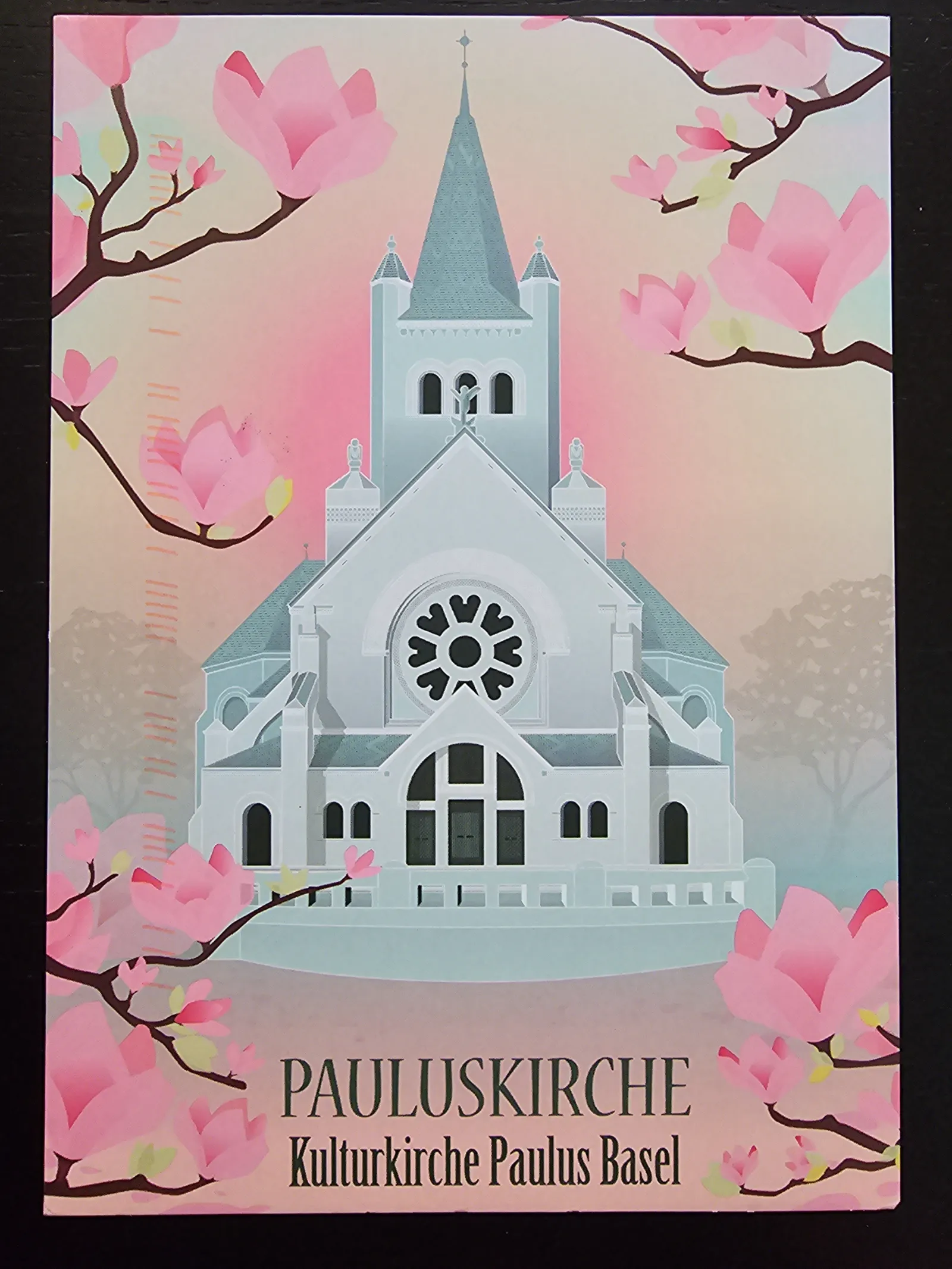 Eine stilisierte hellblaue Kirche mit hohem Turm wird von rosafarbenen Blütenzweigen vor einem rosa-blauen Hintergrund umrahmt, darunter der Text "PAULUSKIRCHE Kulturkirche Paulus Basel".