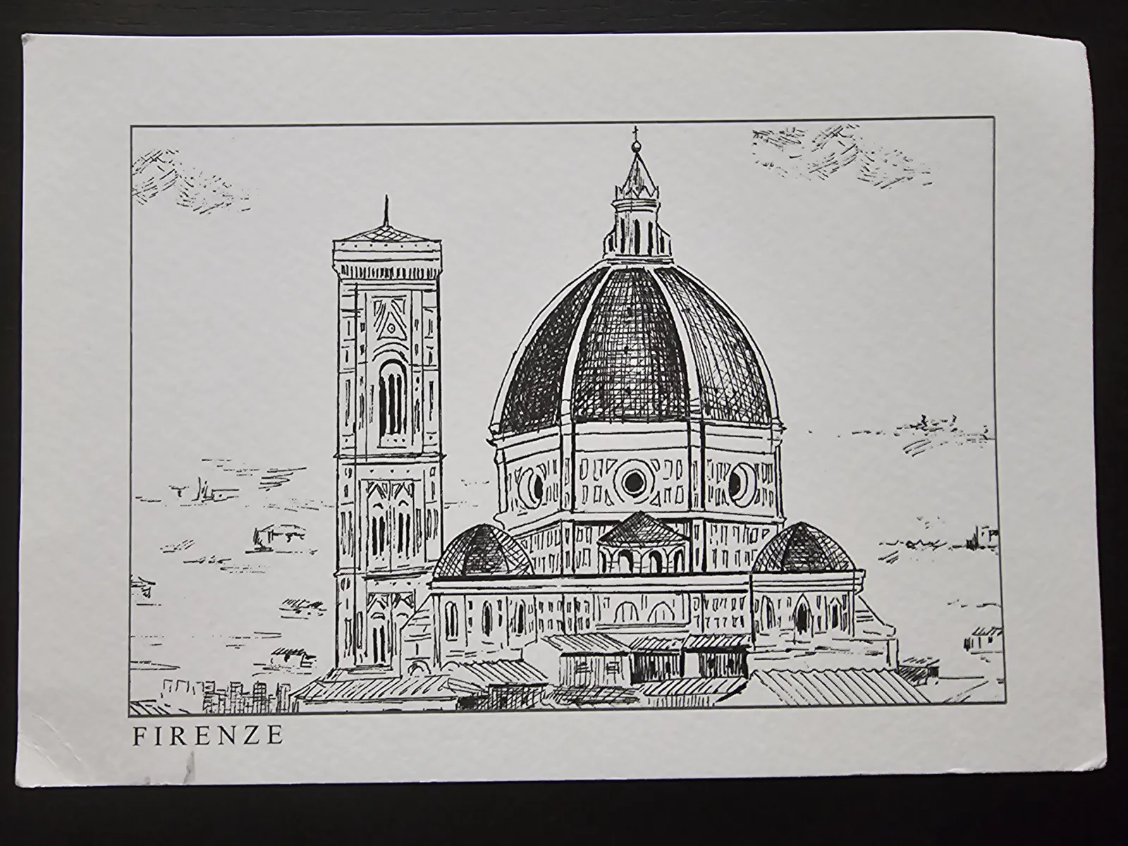 Eine Schwarz-Weiß-Strichzeichnung zeigt den Dom von Florenz mit Kuppel und Glockenturm, darunter steht „FIRENZE“.