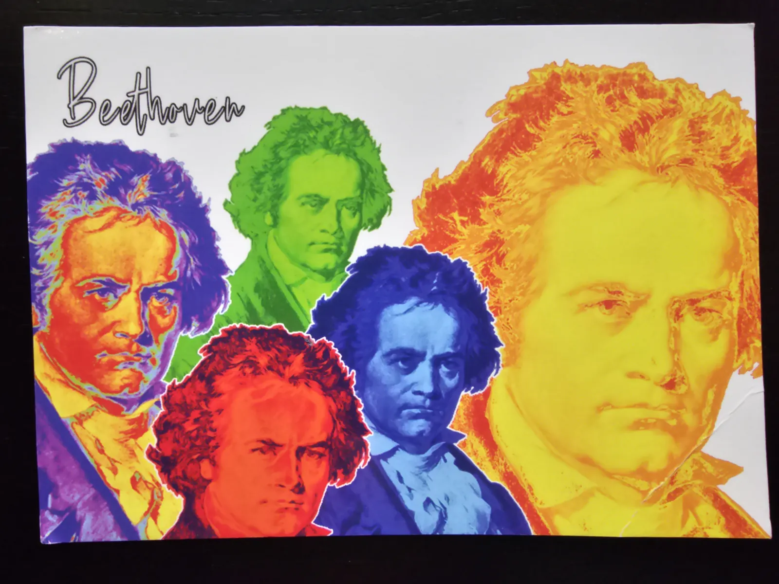 Fünf farbenfrohe Pop-Art-Porträts von Beethoven überlappen sich auf einem weißen Hintergrund, mit dem Schriftzug „Beethoven“ oben links.