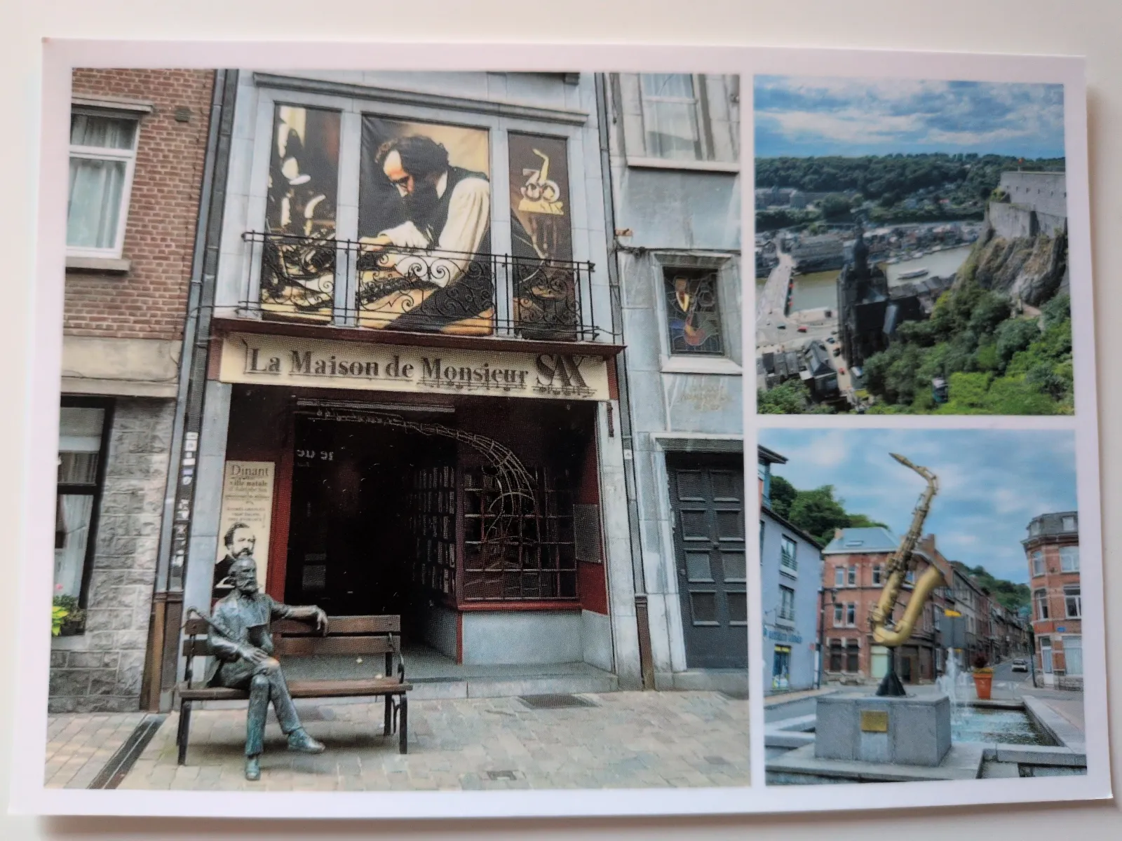 Eine Collage zeigt Adolphe Sax' Geburtshaus mit seiner Statue, einen Saxophon-Brunnen und eine Stadtansicht von Dinant mit Festung.