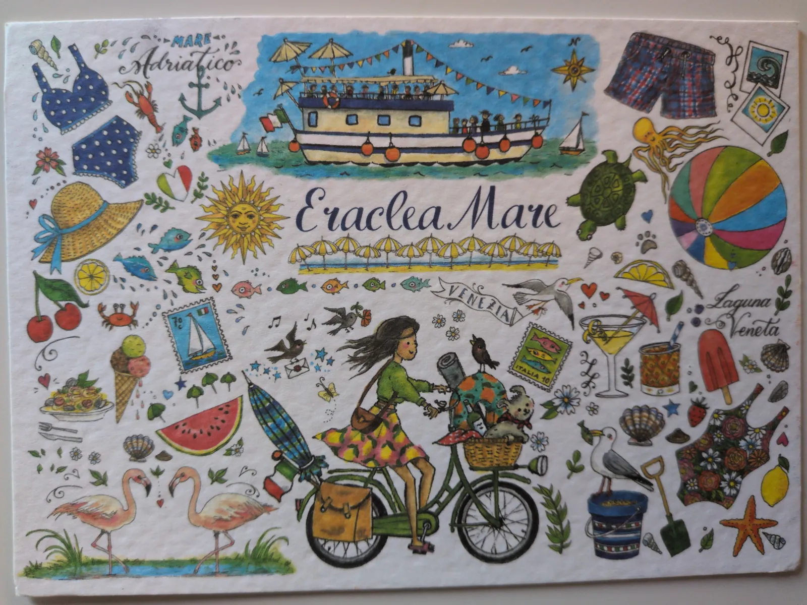 Ein farbenfrohes Wimmelbild illustriert einen lebhaften Sommerurlaub an der italienischen Adria, mit einem Ausflugsboot, Strandmotiven und einer Radfahrerin.