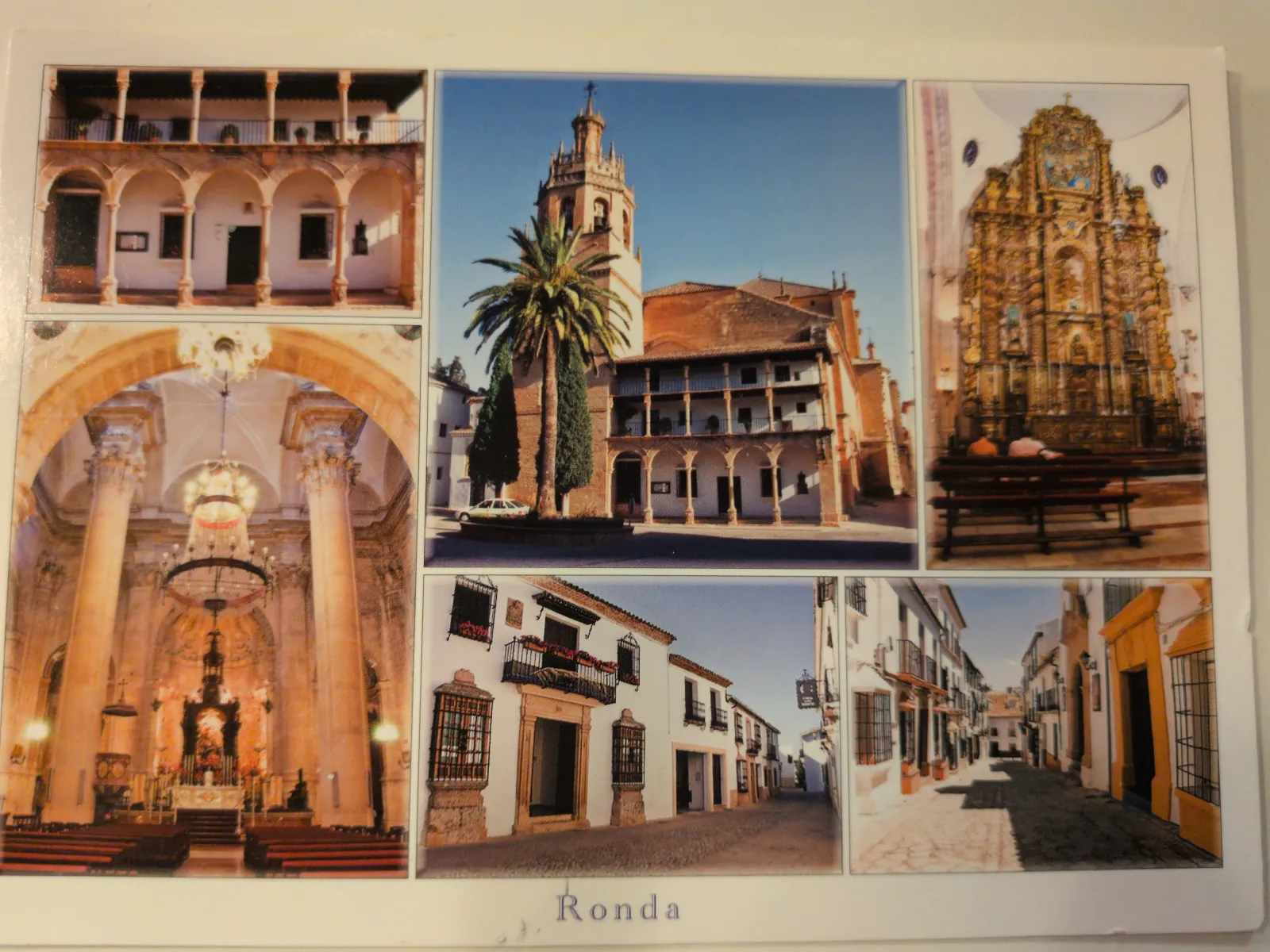 Dieses Bild ist eine Collage von sechs Ansichten der spanischen Stadt Ronda, die historische Gebäude, Kircheninterieurs und malerische Gassen zeigt.