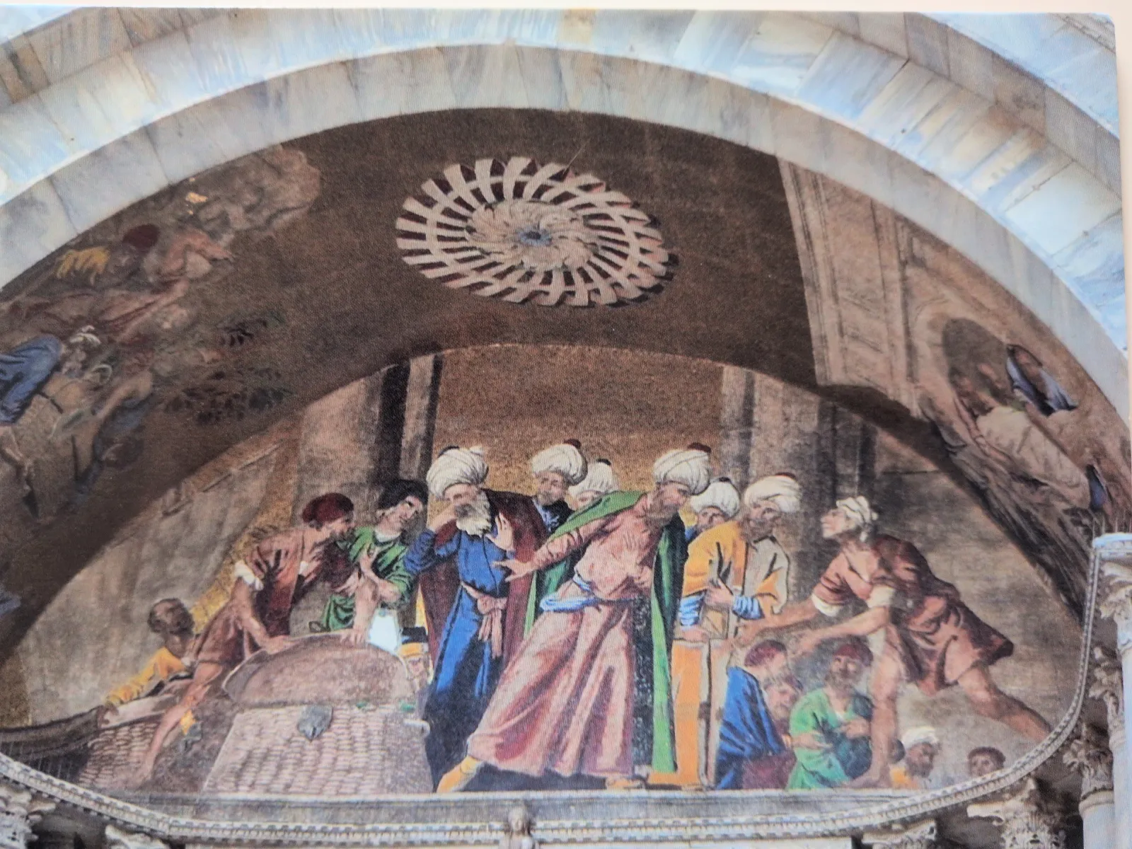 Ein Mosaik in einem Bogen zeigt eine belebte Szene mit vielen Männern in historischen Gewändern, einige mit Turbanen, die miteinander interagieren.