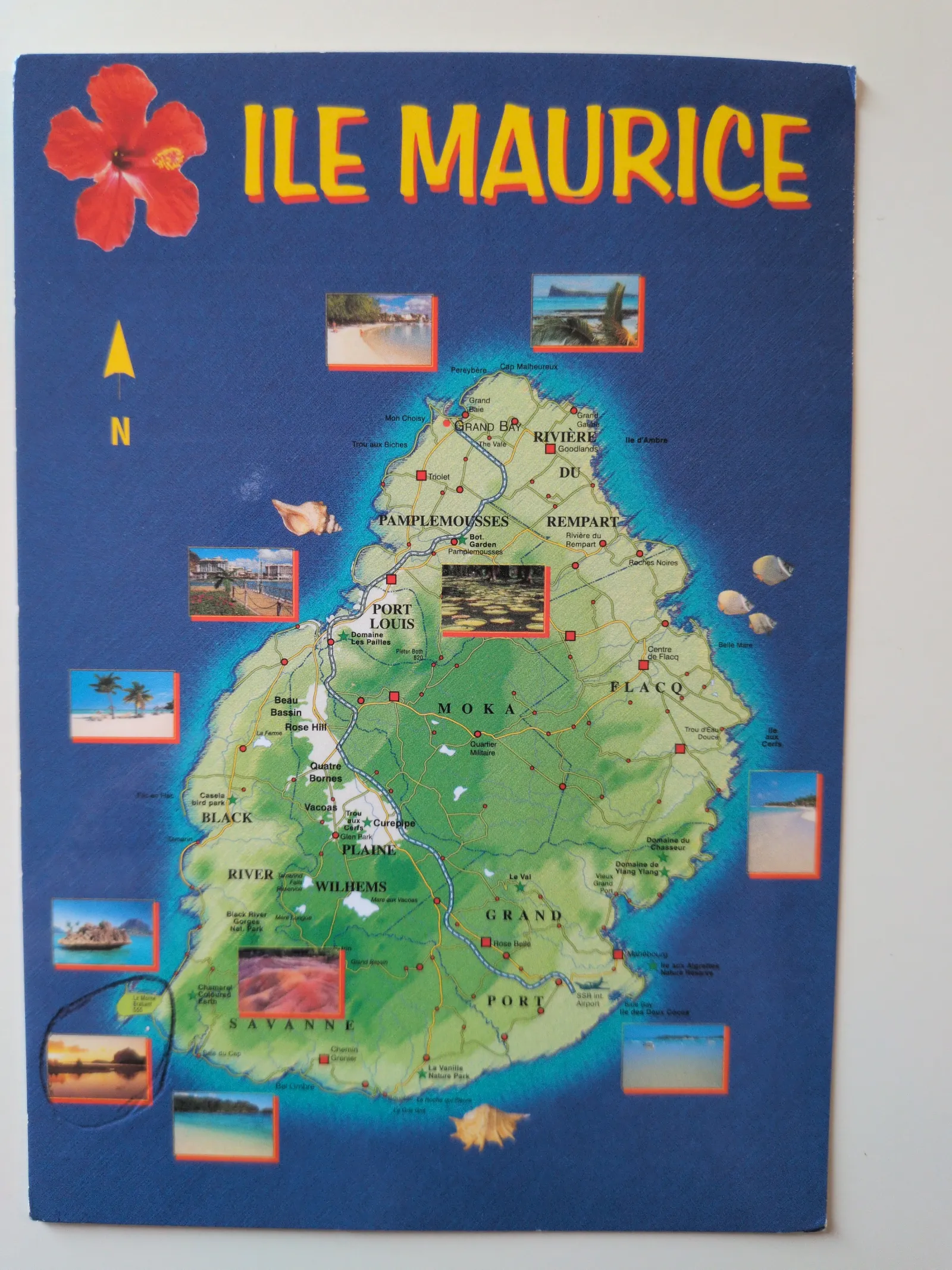 Eine farbige Karte von Mauritius mit Städten, Straßen und kleinen Bildern von touristischen Attraktionen.
