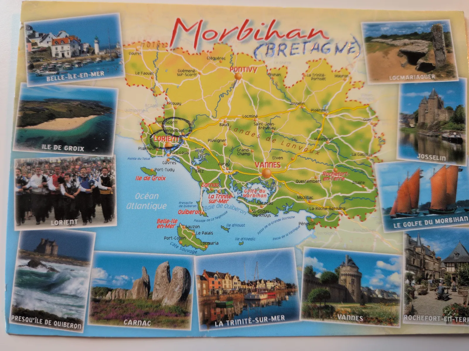 Das Bild ist eine touristische Collage mit einer Karte des Morbihan in der Bretagne, umrahmt von Fotos der Küste, historischen Stätten und lokalen Impressionen.