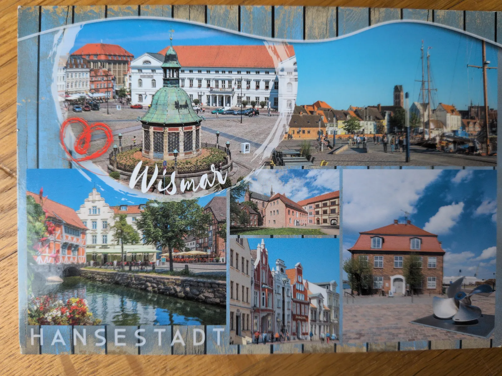 Collage von Wismar-Ansichten mit historischen Gebäuden, Marktplatz, Hafen und Kanal, beschriftet mit „Wismar HANSESTADT“.