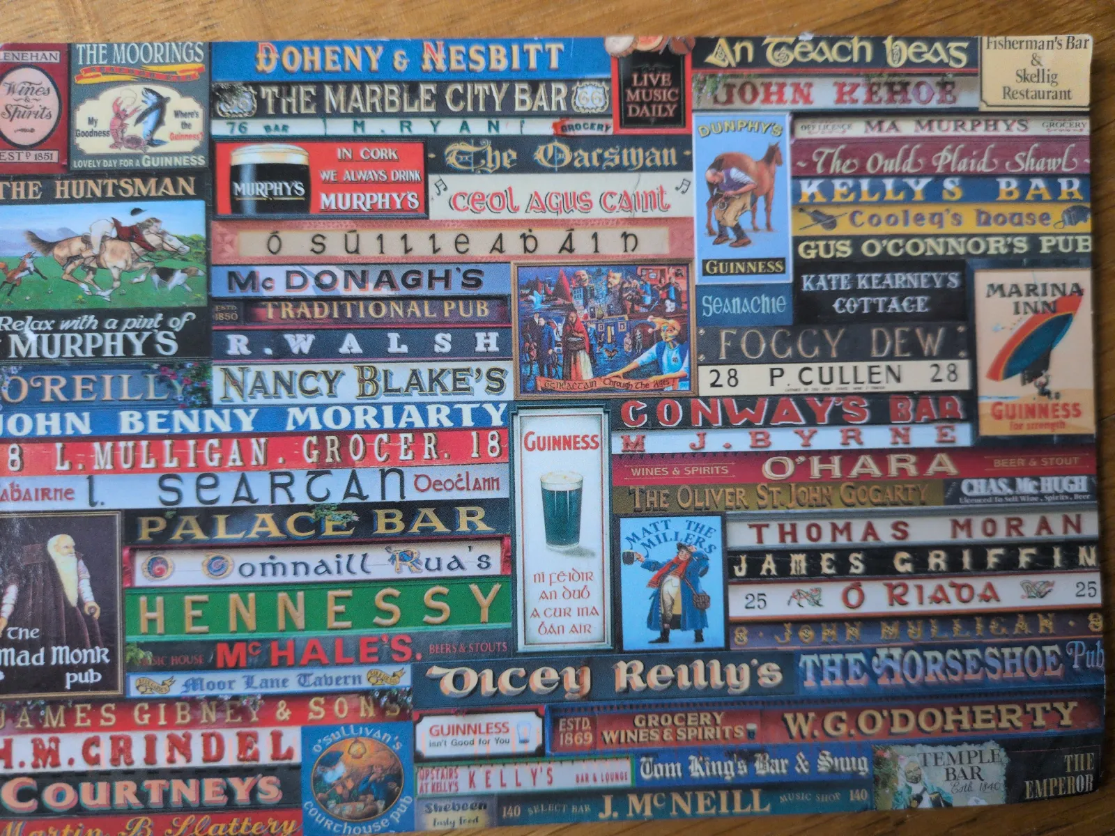 Eine bunte Collage aus vielen irischen Pub- und Geschäftsreklameschildern.