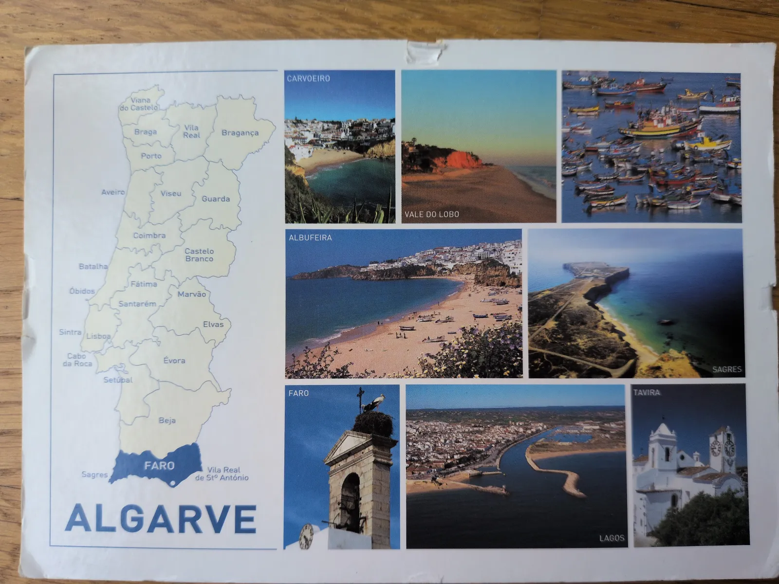Das Bild zeigt eine Karte Portugals mit der hervorgehobenen Algarve-Region und neun Fotos von deren Küstenlandschaften, Stränden und Städten.