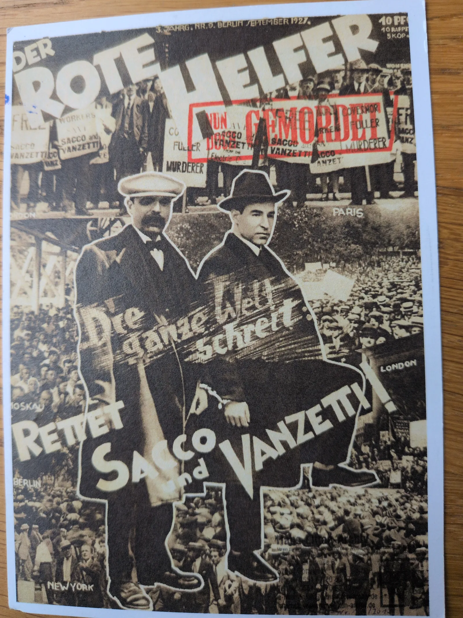 Ein sepiafarbenes Collage-Plakat zeigt Sacco und Vanzetti groß im Vordergrund, umgeben von protestierenden Menschenmengen und den Schriftzügen „Rettet Sacco und Vanzetti!".