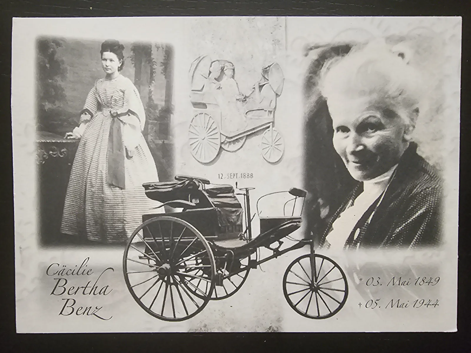 Eine Schwarz-Weiß-Collage zeigt Bertha Benz in jungen und alten Jahren, umgeben von Abbildungen ihres dreirädrigen Automobils und ihren Lebensdaten.