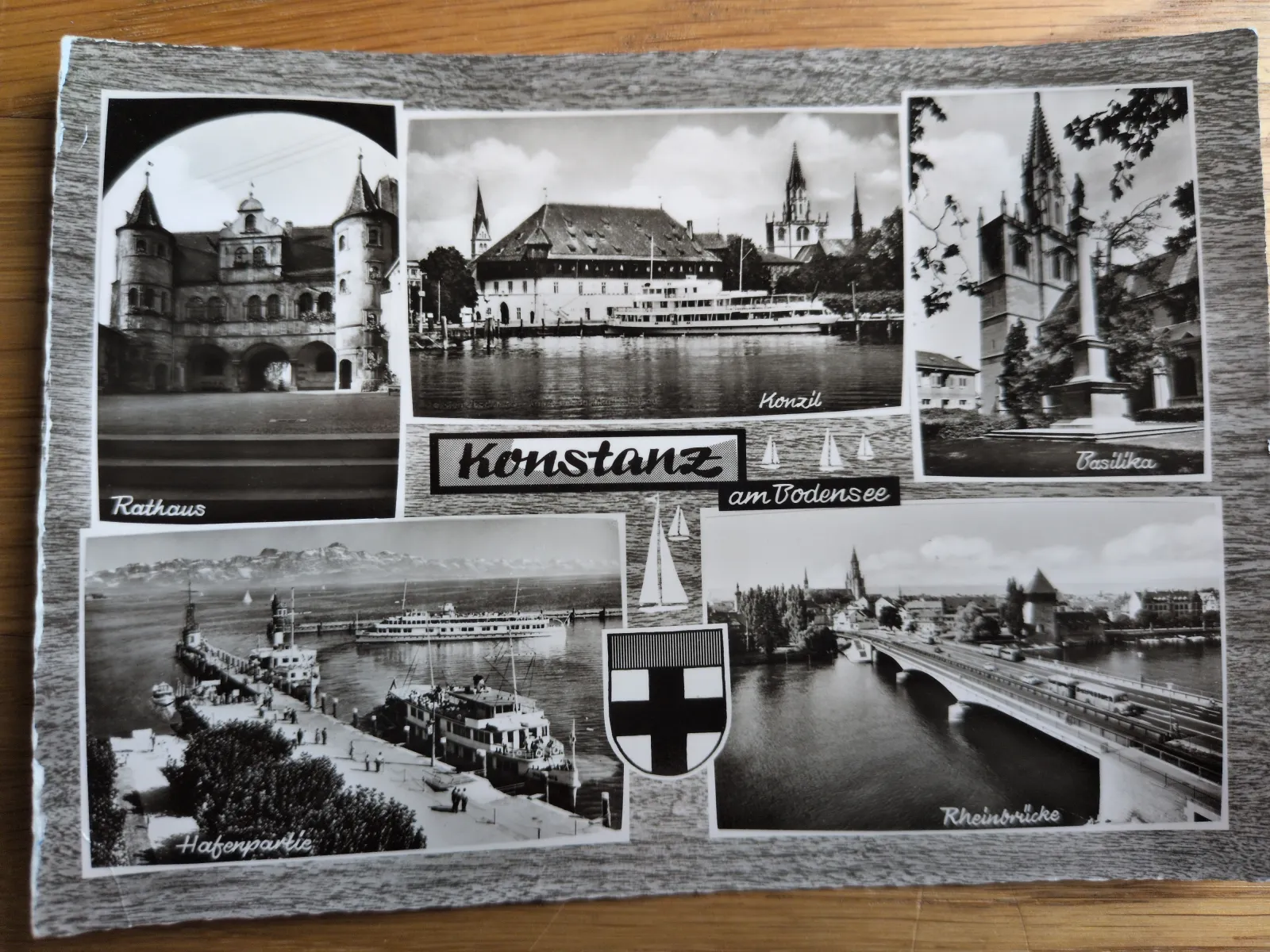 Eine Schwarz-Weiß-Collage zeigt historische Ansichten von Konstanz am Bodensee, darunter Gebäude, den Hafen und eine Brücke.