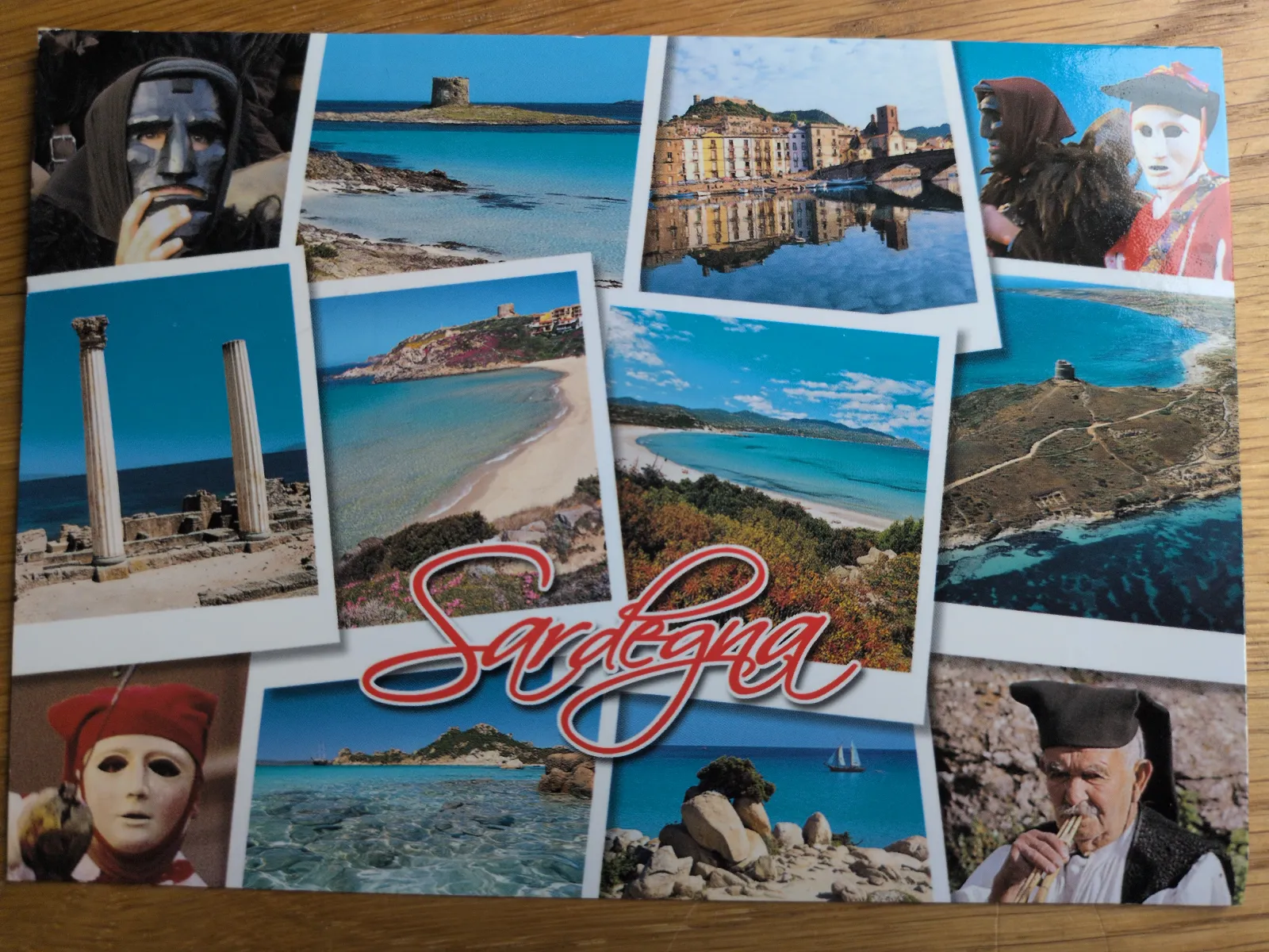 Eine Collage von Postkarten zeigt verschiedene Ansichten Sardiniens, darunter Strände, historische Stätten und traditionelle Figuren, mit dem Schriftzug „Sardegna“ im Vordergrund.
