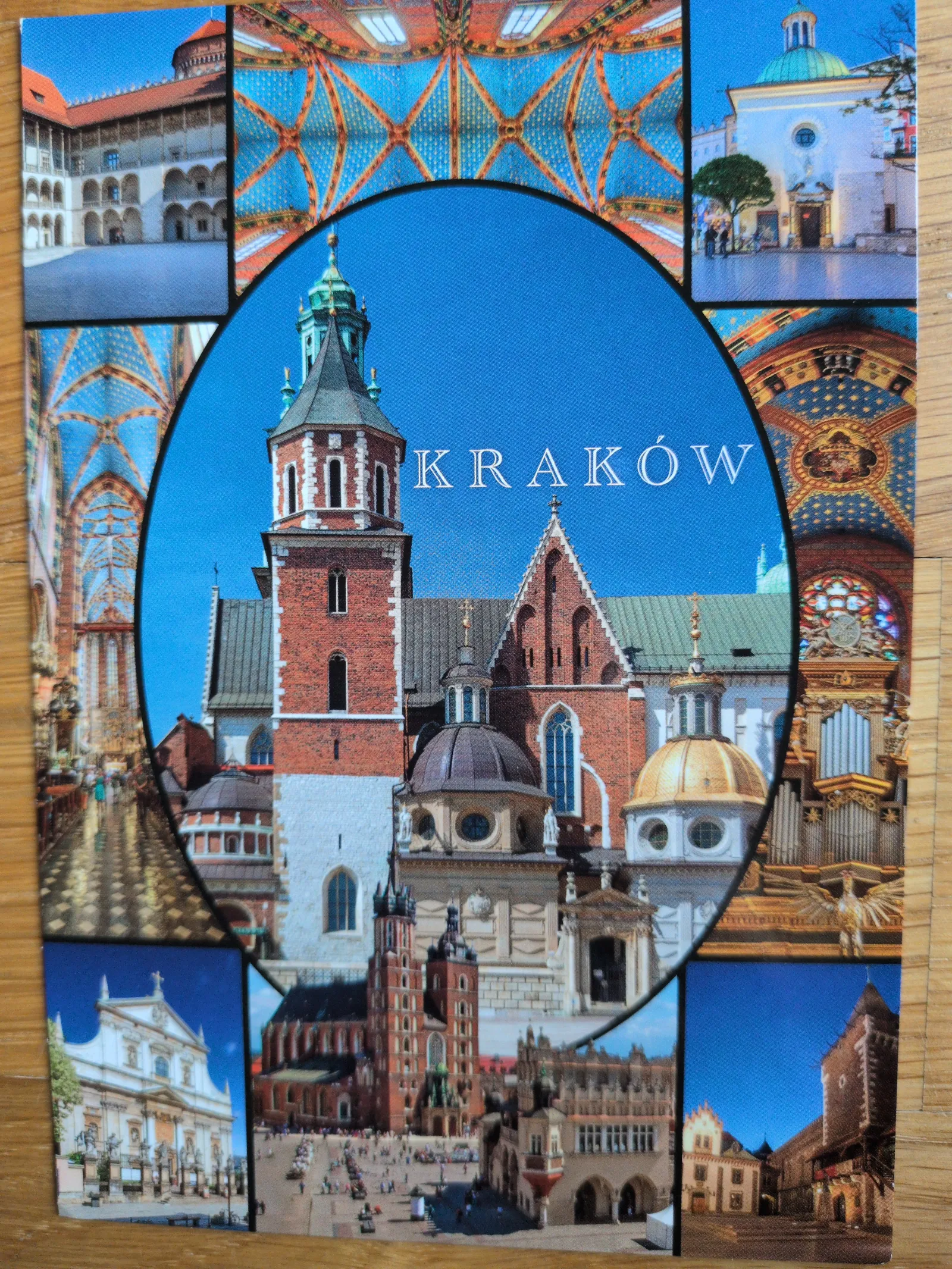 Eine Collage präsentiert verschiedene Wahrzeichen und architektonische Details Krakaus, mit dem Stadtnamen "KRAKÓW" prominent in der Mitte.