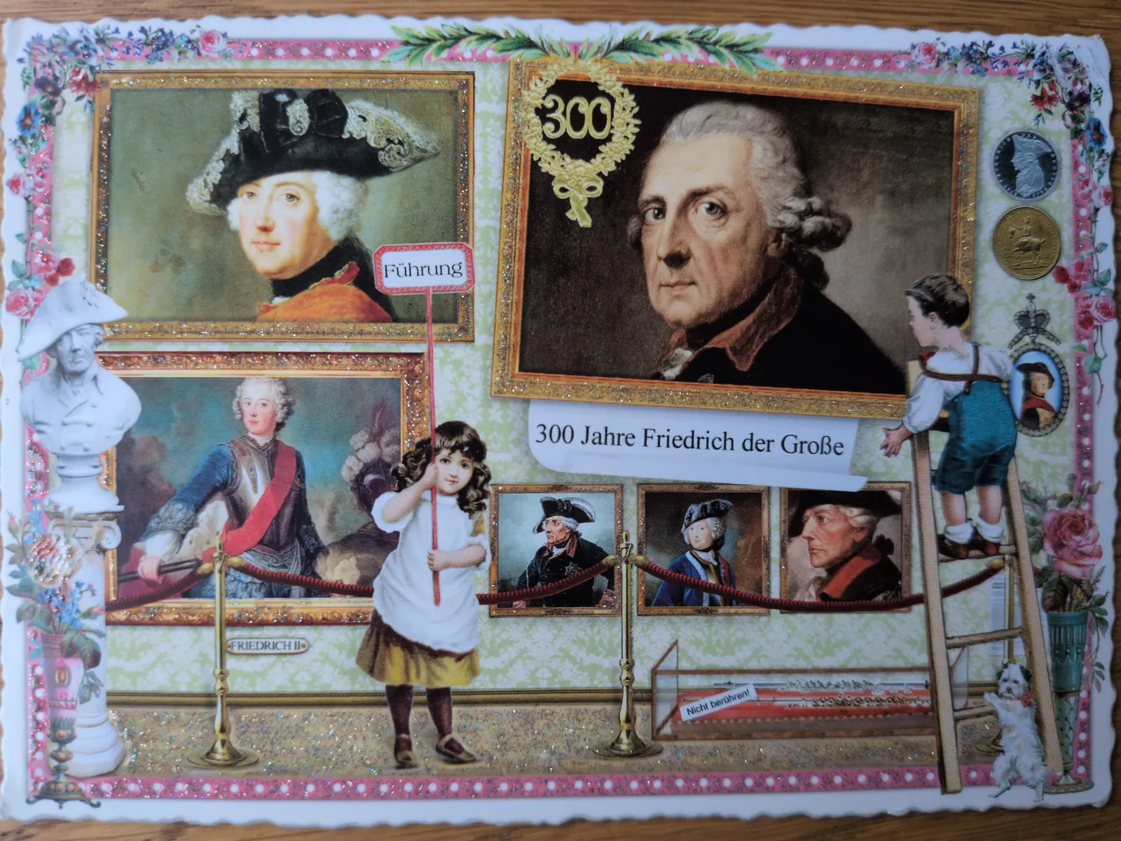 Eine farbenfrohe Collage zeigt eine Museumsausstellung über Friedrich den Großen mit historischen Porträts und Kindern.