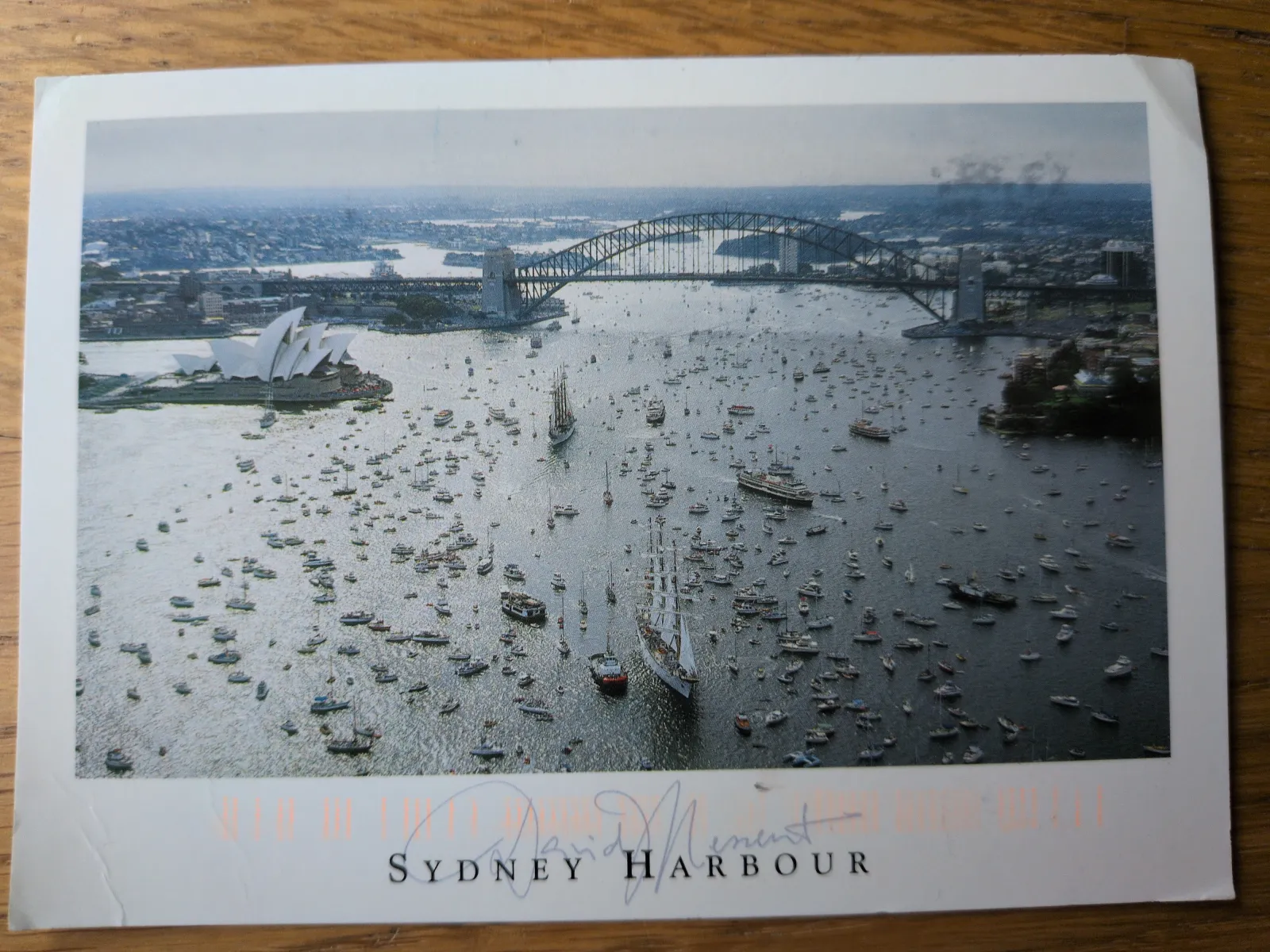 Luftaufnahme des Sydney Harbour mit der Harbour Bridge, dem Opernhaus und unzähligen Booten auf dem Wasser.