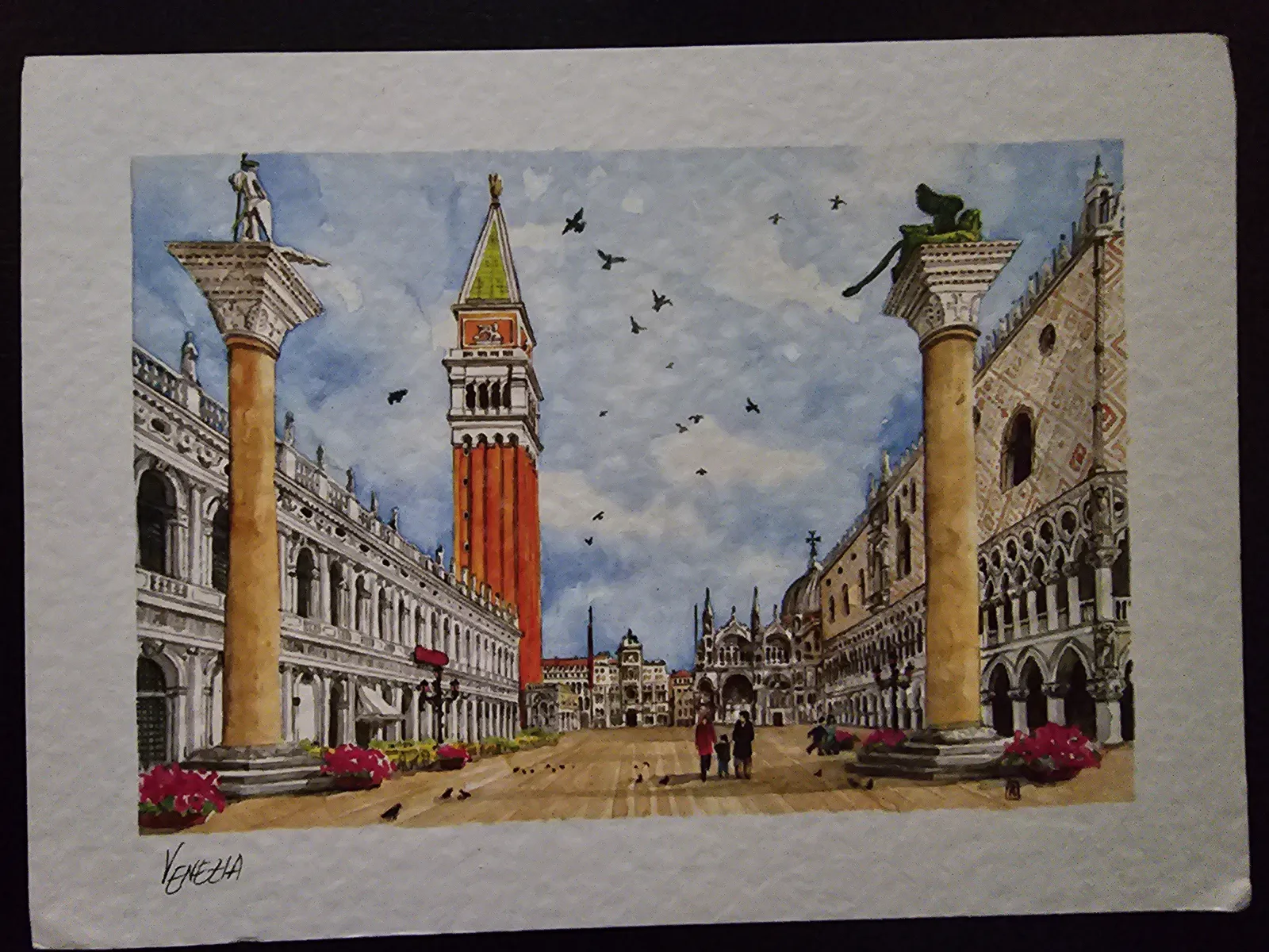 Aquarell-Postkarte von Venedig mit dem Markusplatz, dem Campanile und den Säulen des Heiligen Markus und des Heiligen Theodor. Der Himmel ist blau-grau mit fliegenden Vögeln. Menschen gehen über den Platz.