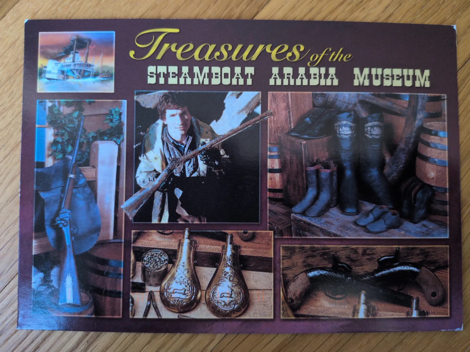 Eine Collage präsentiert Fundstücke des Steamboat Arabia Museums, darunter ein Dampfschiff, historische Waffen und Kleidung.