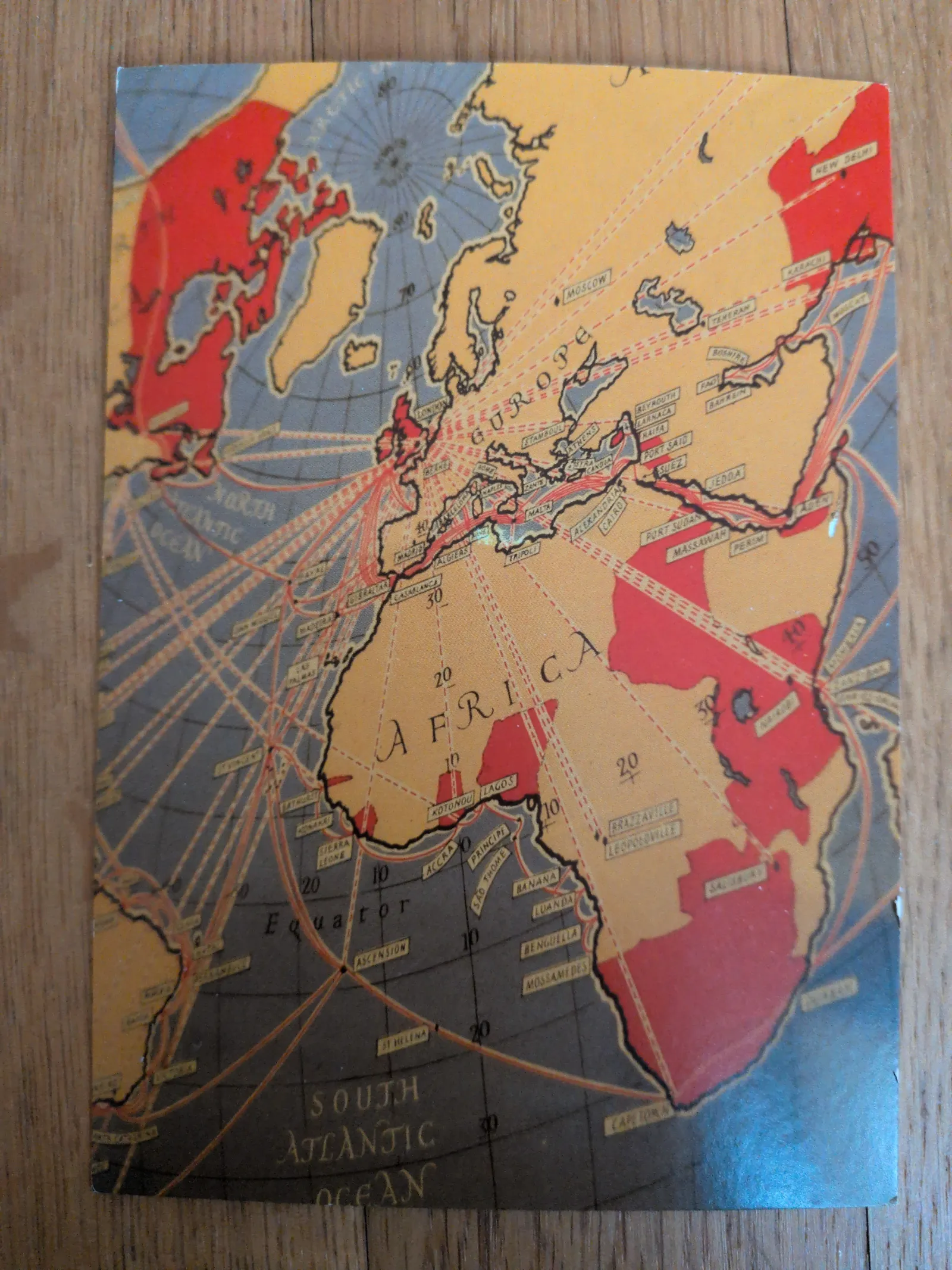 Eine alte Landkarte von Europa, Afrika und Teilen Asiens mit roten Linien, die viele Städte und Routen verbinden.