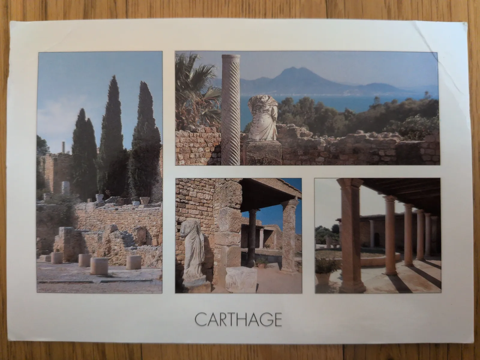 Eine Collage aus fünf Fotos zeigt die antiken Ruinen von Karthago mit Säulen, Statuen, Steinmauern, Bäumen und im Hintergrund dem Meer und Bergen.