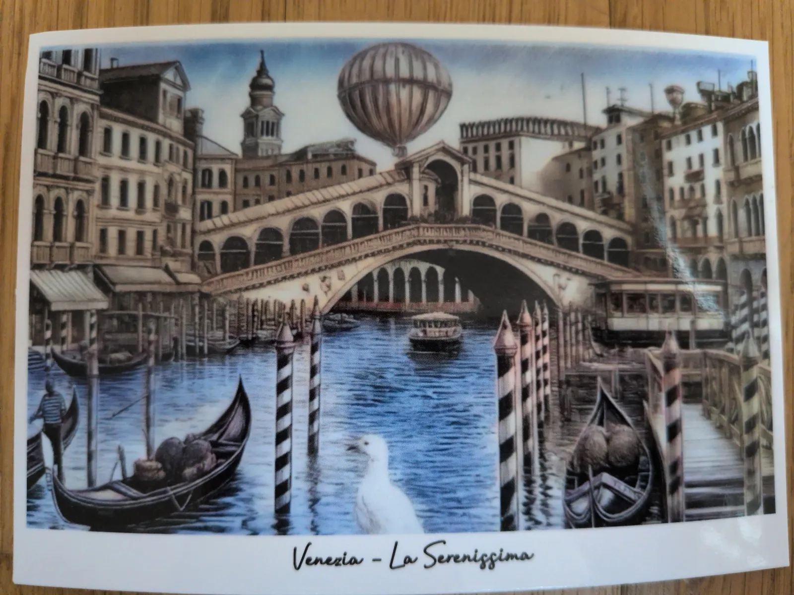 Eine illustrierte Venedig-Szene mit der Rialtobrücke, Gondeln auf dem Kanal, historischen Gebäuden und einem Heißluftballon am Himmel.