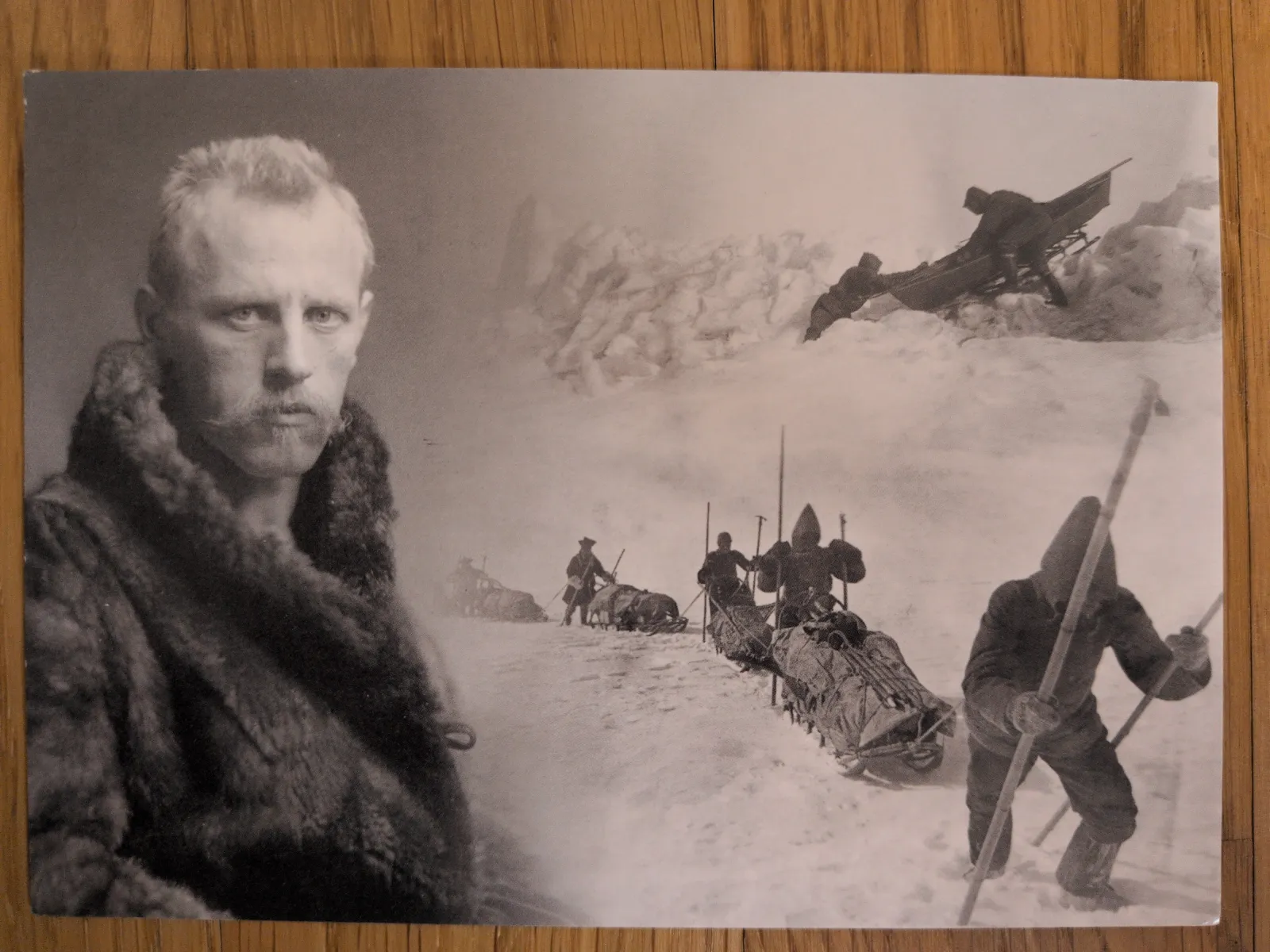 Ein Schwarz-Weiß-Bild zeigt links ein Porträt eines Mannes mit Schnurrbart in Pelzkleidung und rechts Szenen von Polarforschern, die Schlitten durch eine verschneite Eislandschaft ziehen.