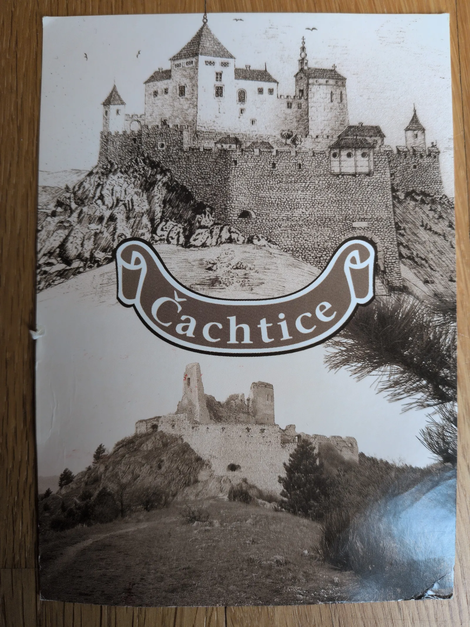 Ein sepiafarbenes Bild zeigt die Burg Cachtice: oben als historische Zeichnung einer intakten Burg, unten als Fotografie ihrer Ruinen.