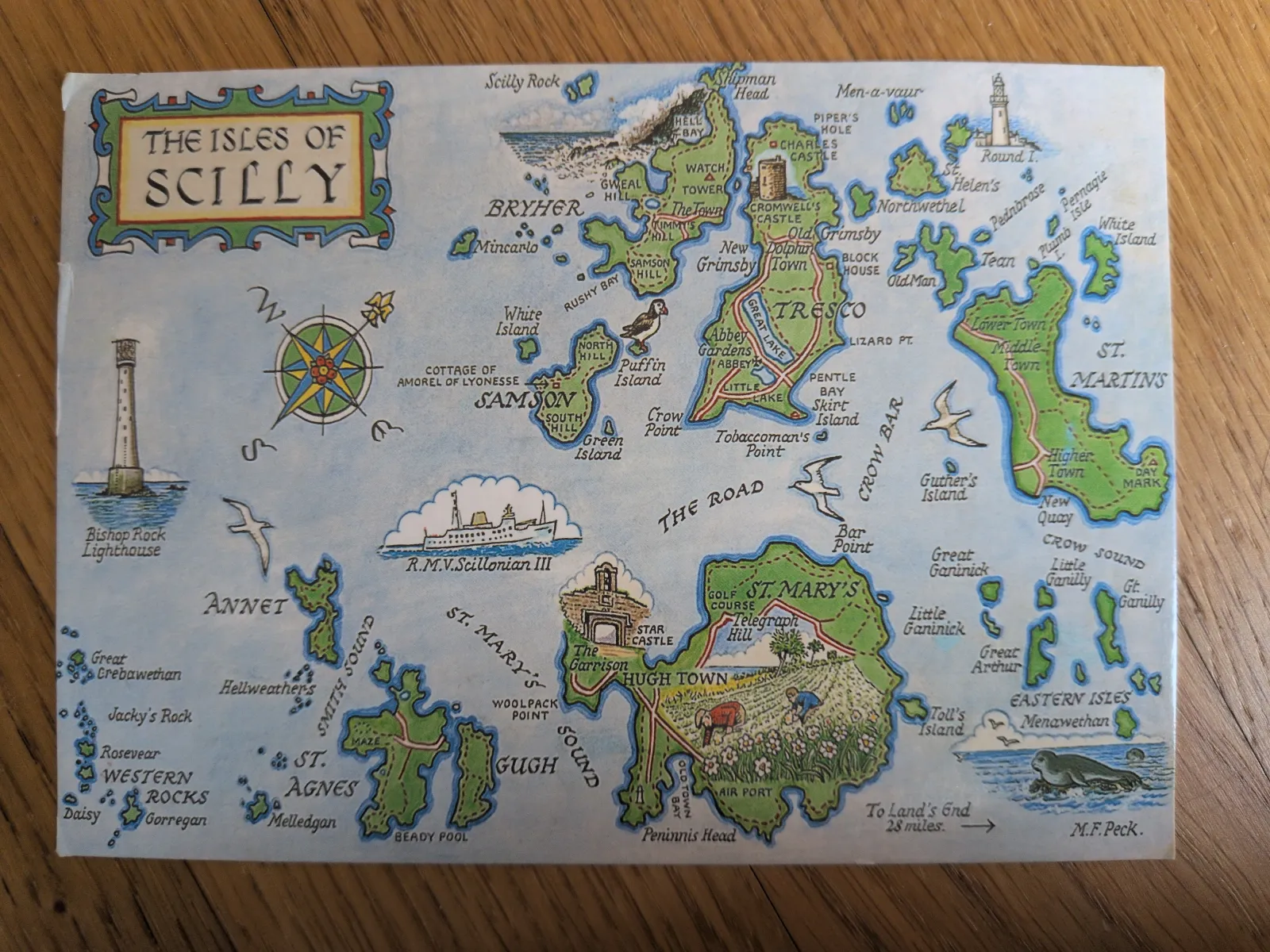 Eine farbenfrohe, illustrierte Karte der Scilly-Inseln, die die einzelnen Inseln und ihre Sehenswürdigkeiten zeigt.