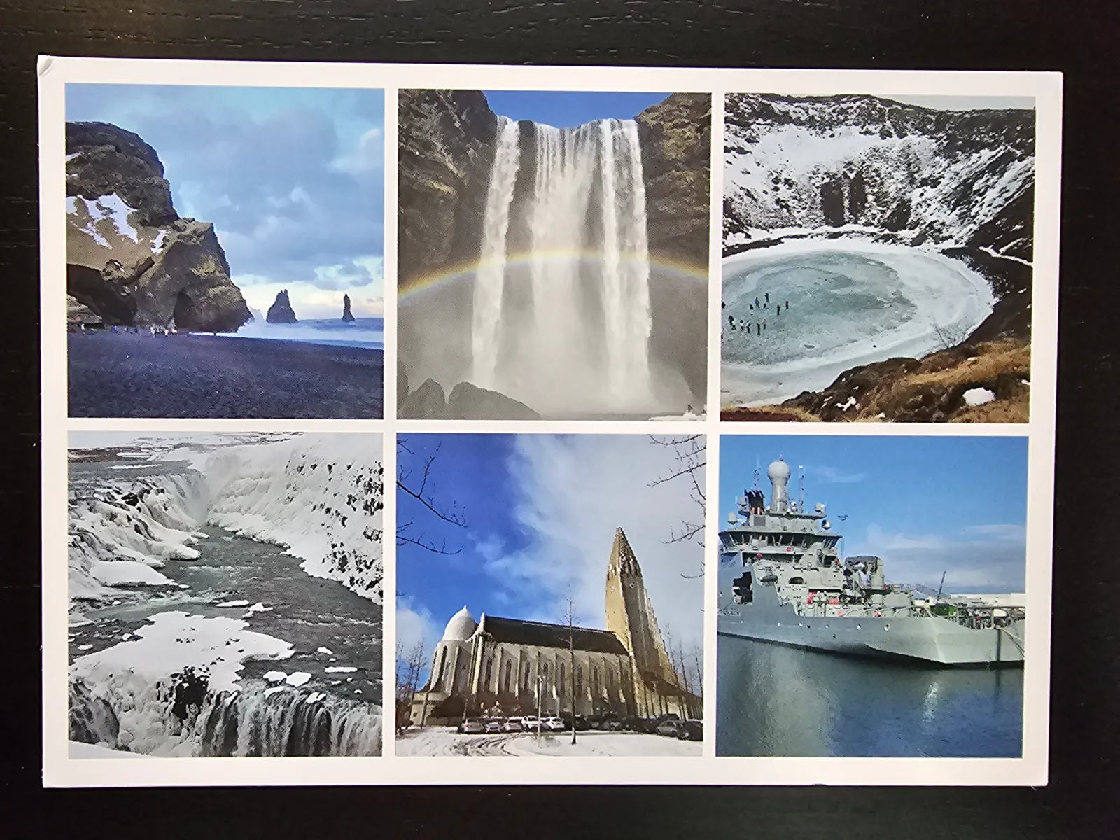 Eine Collage aus sechs Fotos zeigt verschiedene isländische Landschaften und Wahrzeichen, darunter Wasserfälle, Küstenabschnitte, einen Kratersee, eine Kirche und ein Schiff.