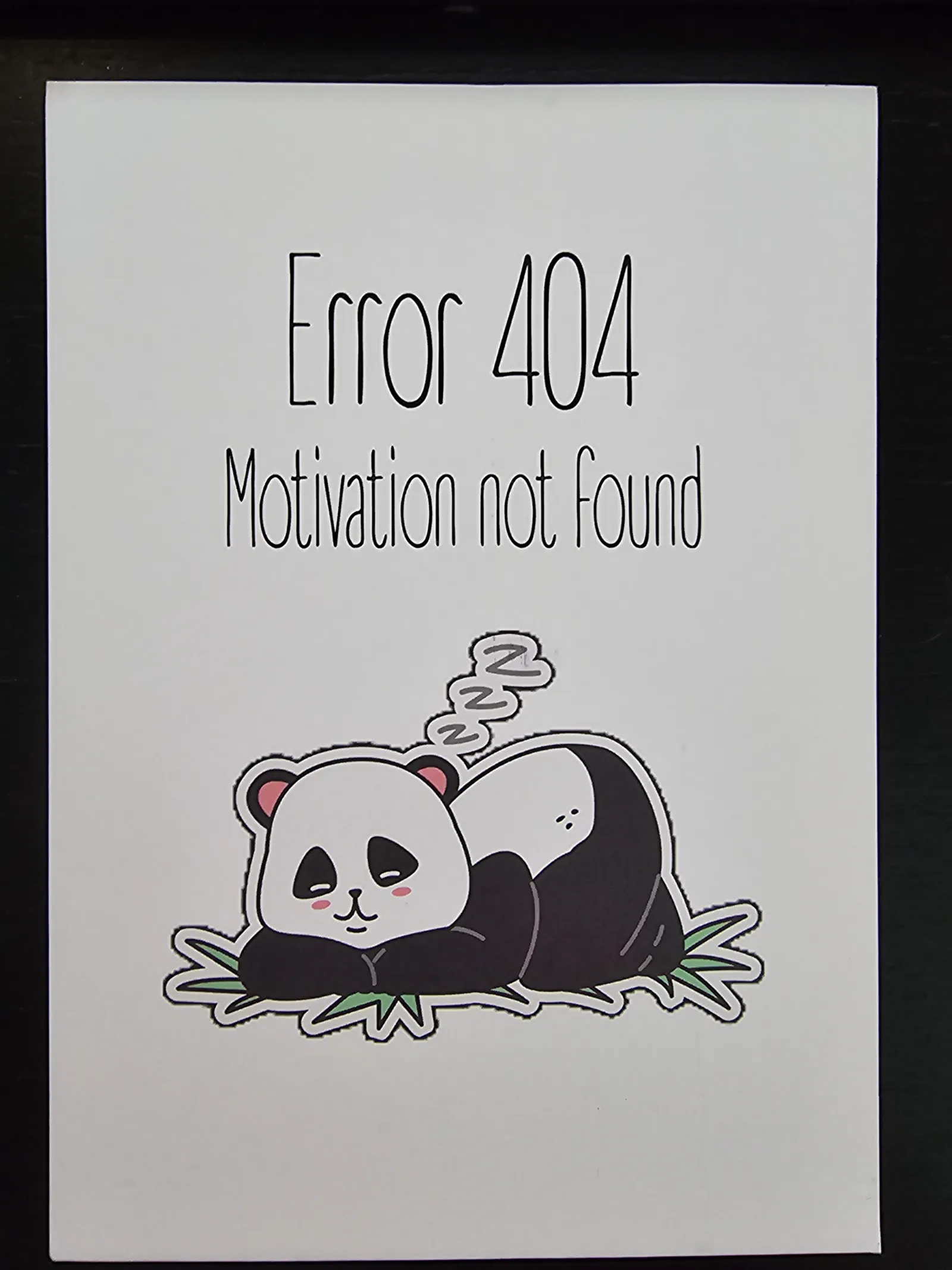 Ein weißes Bild zeigt den Text "Error 404 Motivation not found" über einem schlafenden Cartoon-Panda, der auf grünen Blättern liegt.