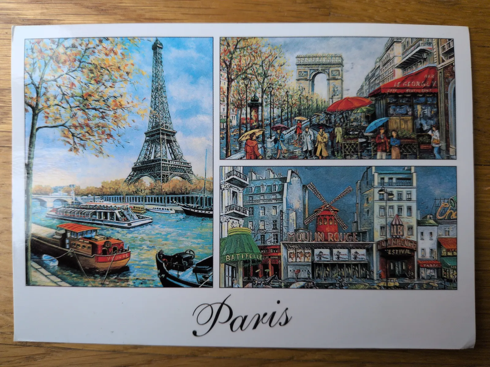 Eine illustrierte Postkarte zeigt vier typische Pariser Szenen, darunter den Eiffelturm an der Seine, den Arc de Triomphe und das Moulin Rouge, mit dem Schriftzug „Paris“ am unteren Rand.