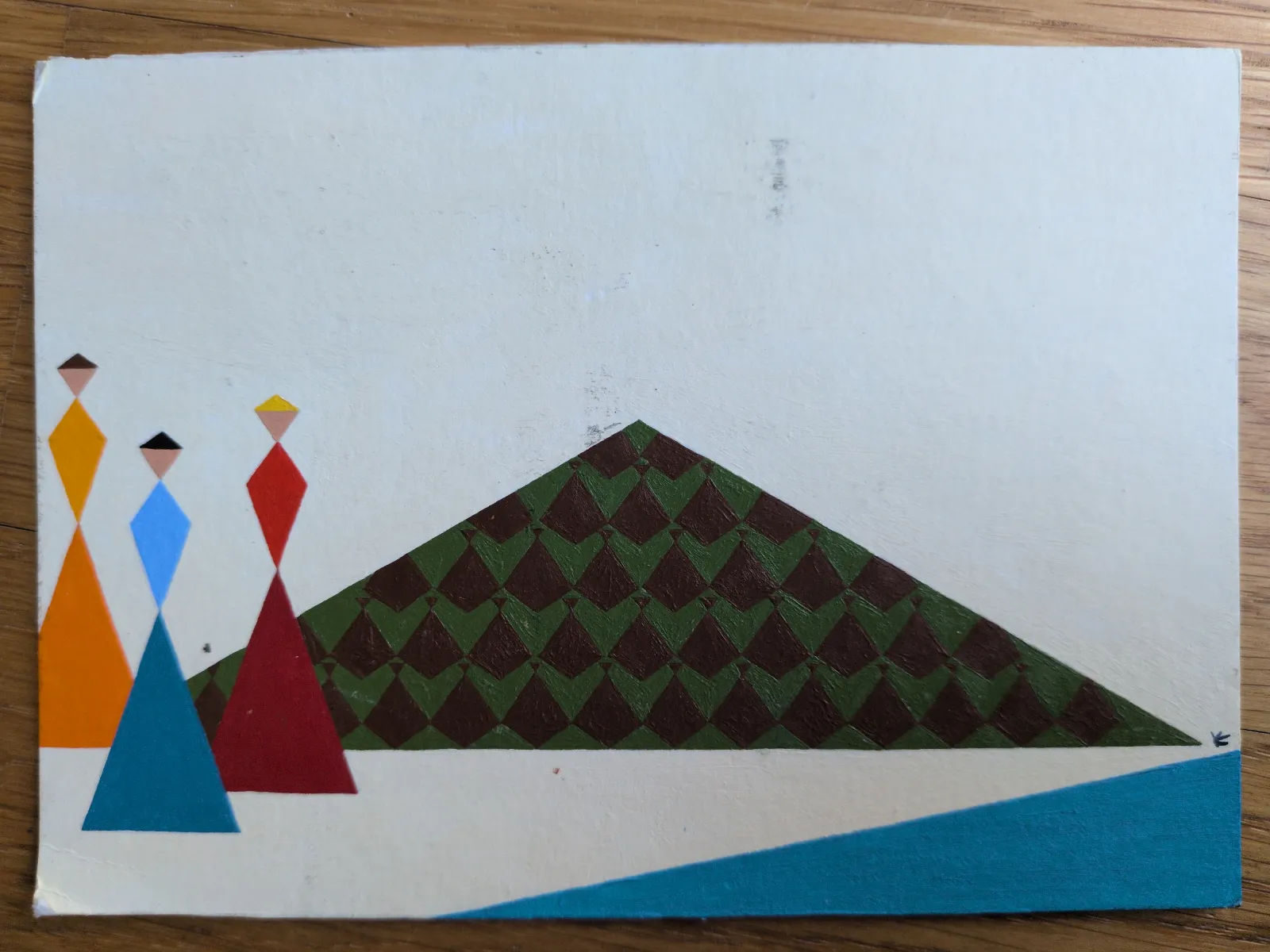 Drei bunte, stilisierte Figuren stehen links vor einem großen, gemusterten Berg und einer blauen Fläche unten rechts.