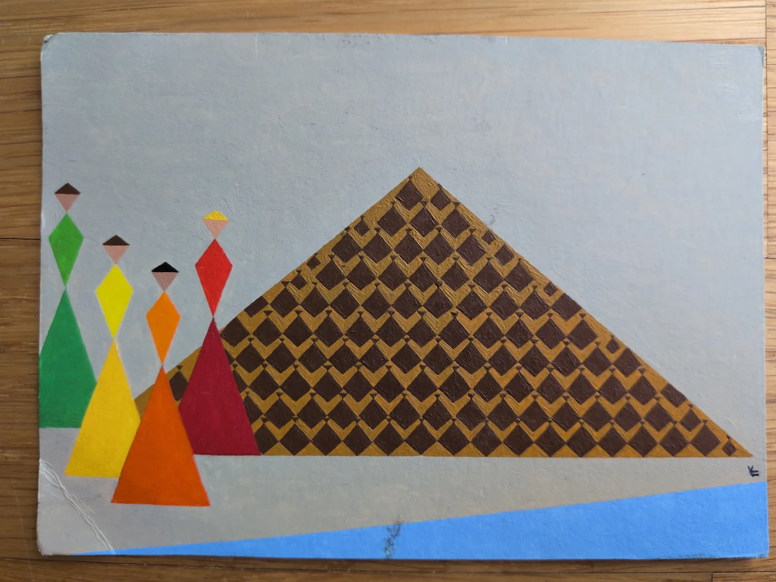 Vier bunte, stilisierte Figuren stehen vor einer großen, gemusterten braunen Pyramide, unter einem hellblauen Himmel und über einem blauen Streifen am unteren Rand.