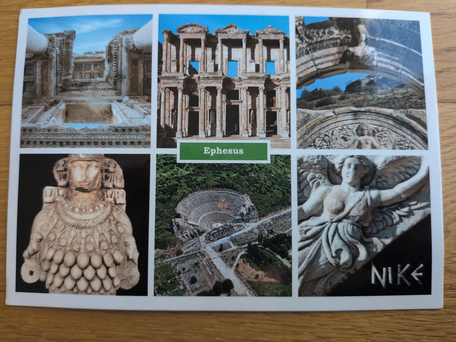 Eine Postkarte zeigt sechs Bilder der antiken Stadt Ephesus, darunter die Ruinen der Celsus-Bibliothek, das Große Theater und verschiedene Statuen.