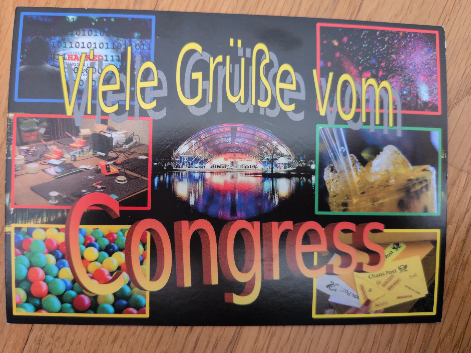 Eine Collage mit dem Schriftzug "Viele Grüße vom Congress" zeigt typische Szenen eines Technik-Kongresses, darunter Hacking, Basteln, das Kongressgebäude und bunte Bälle.