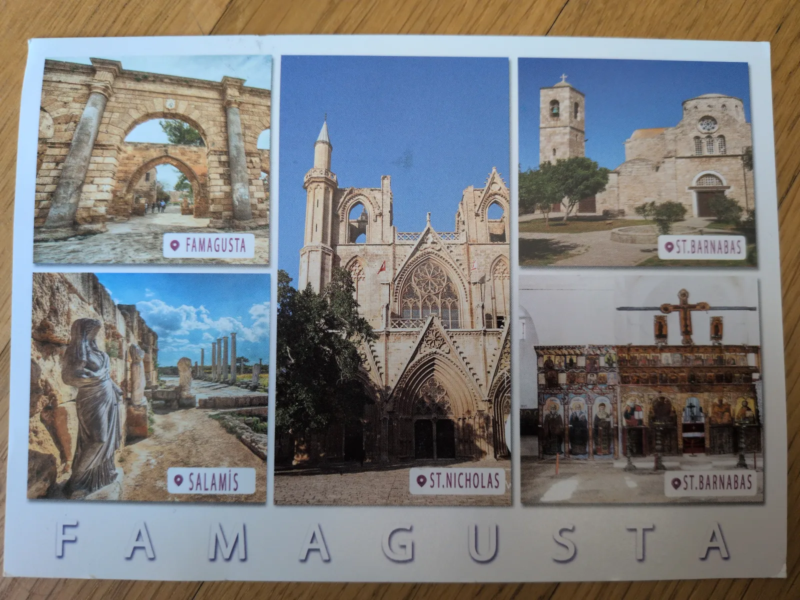 Diese Postkarte zeigt eine Collage von fünf historischen Stätten und religiösen Gebäuden aus der Region Famagusta, Zypern.