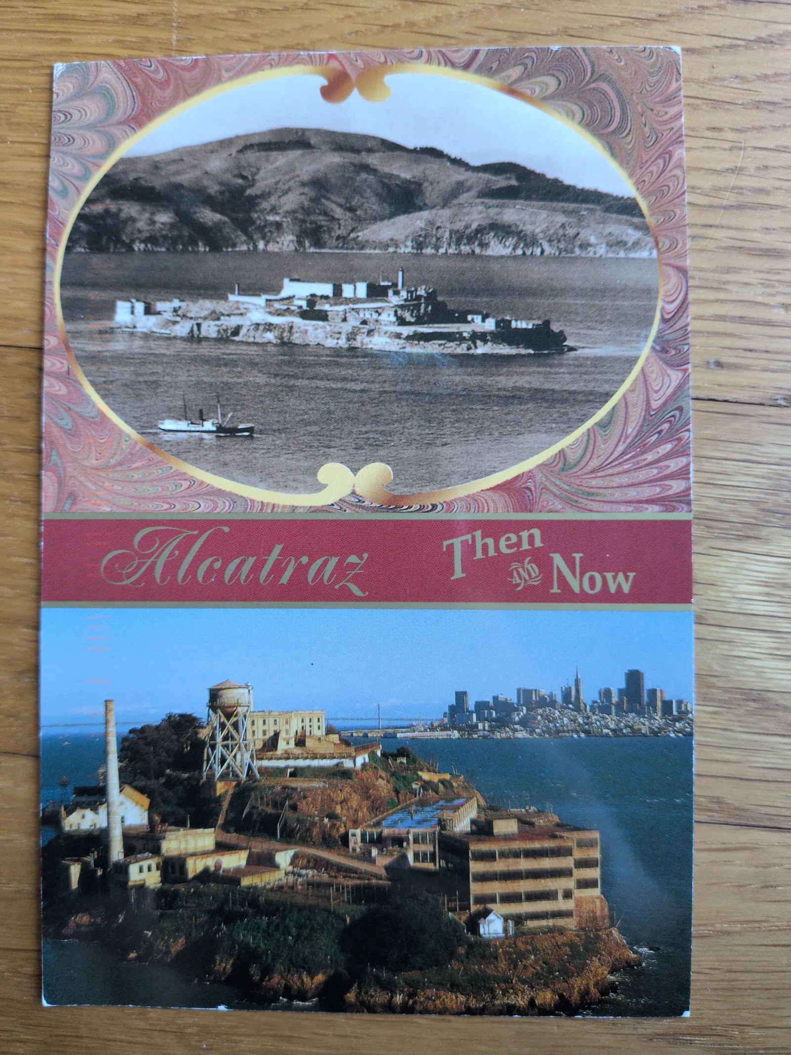 Das Bild zeigt die Insel Alcatraz in einer oberen historischen Schwarz-Weiß-Aufnahme und einer unteren modernen Farbfotografie.