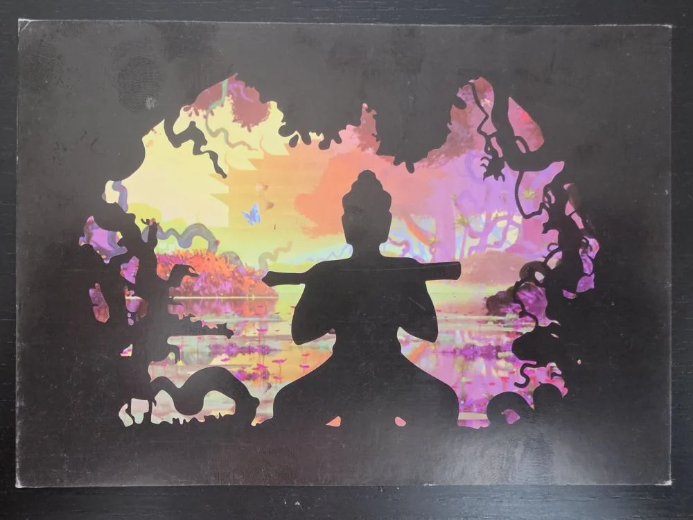 Schwarze Silhouetten eines meditierenden Buddhas mit Flöte und umgebender Vegetation bilden den Vordergrund vor einer leuchtend bunten, fantastischen Landschaft mit holografischem Effekt.
