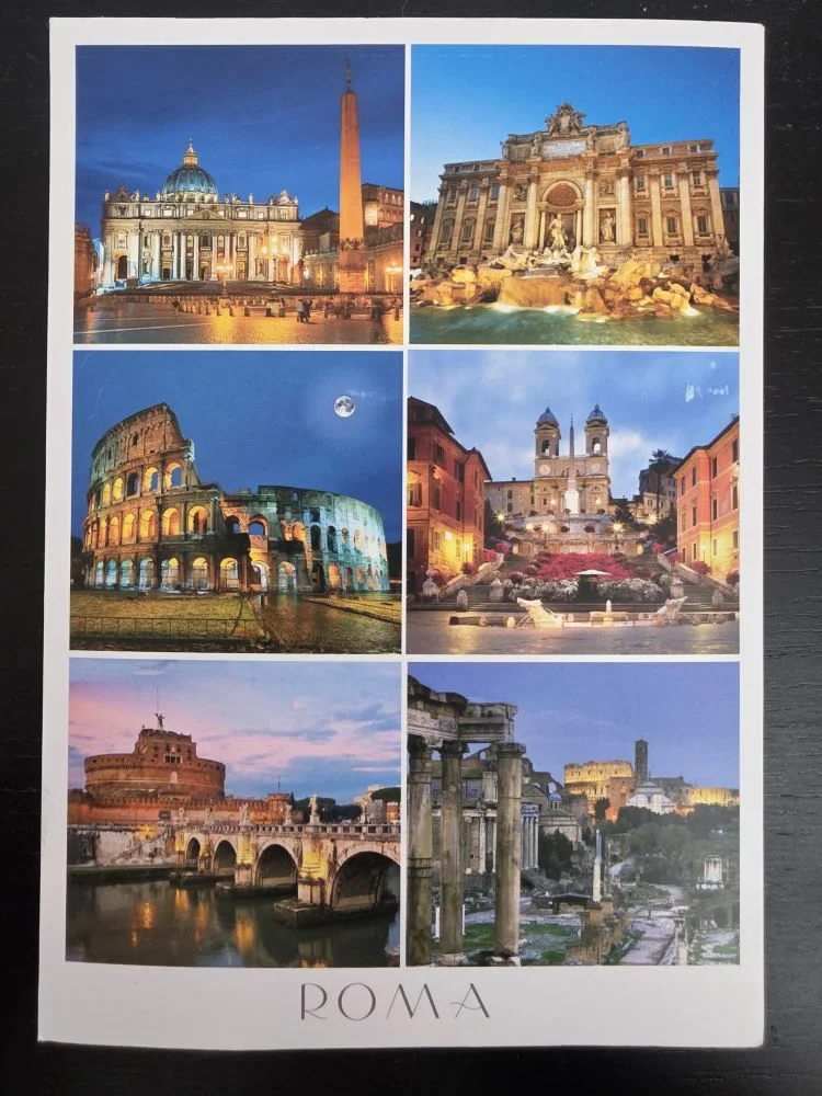 Eine Collage aus sechs beleuchteten Nachtansichten berühmter römischer Sehenswürdigkeiten wie Petersdom, Kolosseum und Trevi-Brunnen.