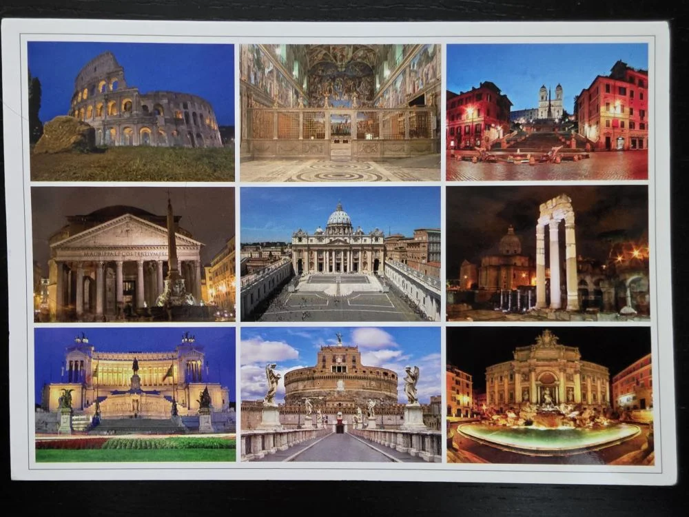Eine Collage aus neun Farbfotos zeigt berühmte Sehenswürdigkeiten Roms bei Tag und Nacht, darunter das Kolosseum, den Petersdom und den Trevi-Brunnen.