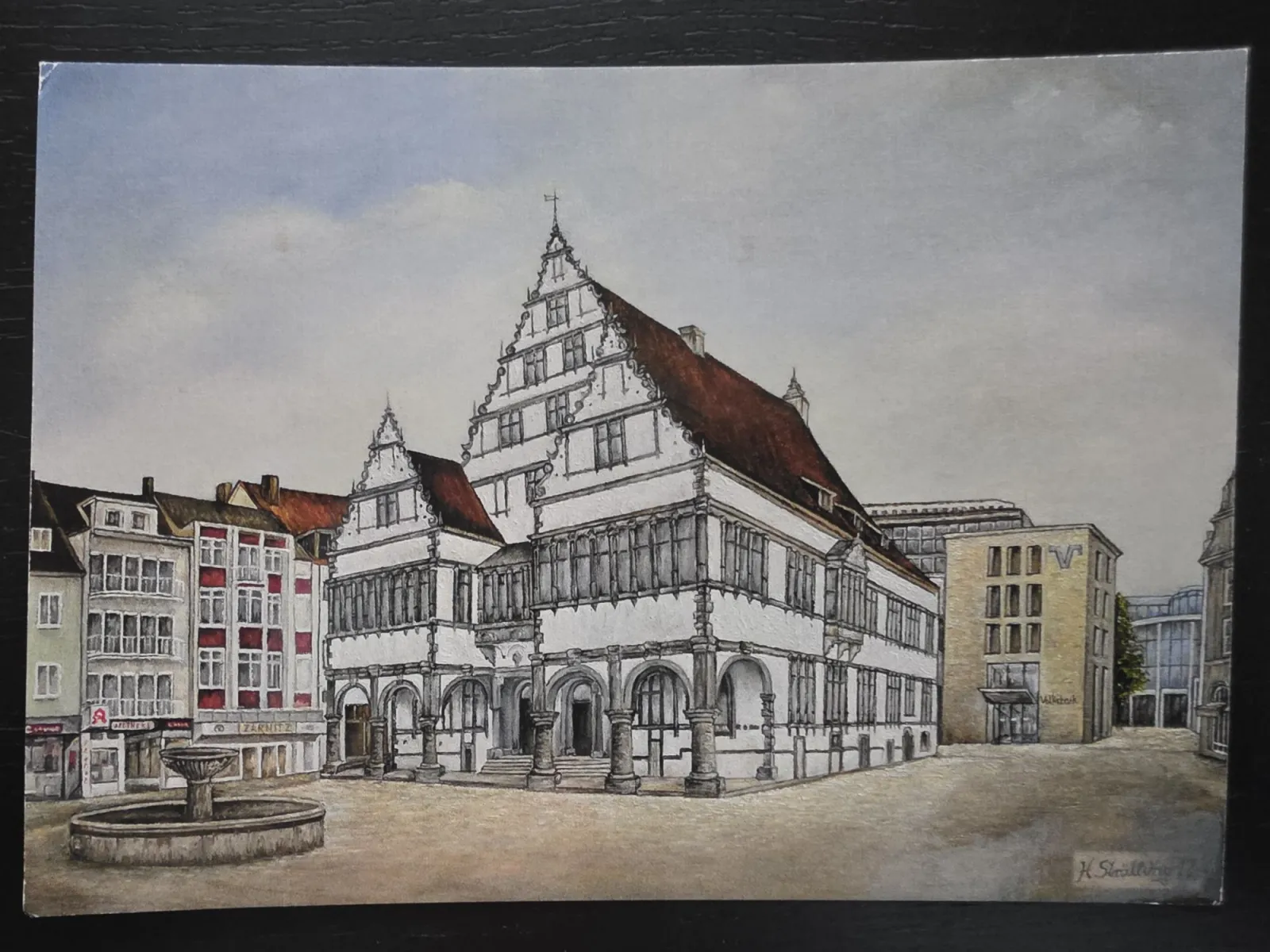 Eine Zeichnung des historischen Paderborner Rathauses im Weserrenaissance-Stil mit seinen markanten Treppengiebeln und Arkaden auf einem gepflasterten Platz mit einem Brunnen im Vordergrund.